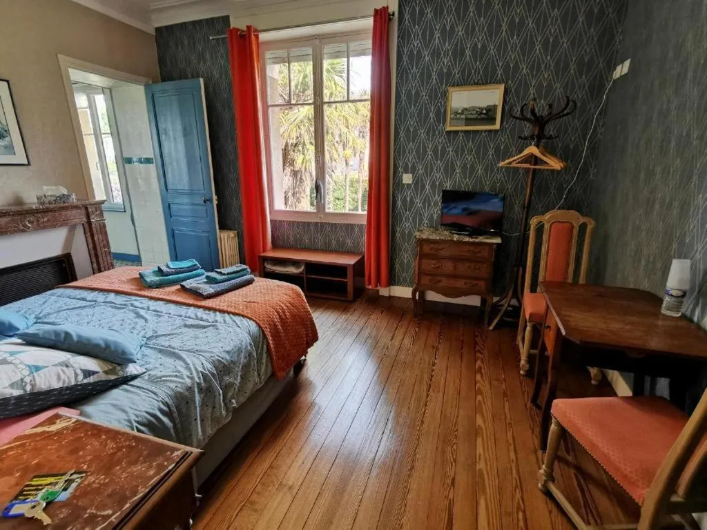 Bedroom, Bed in La Garenne