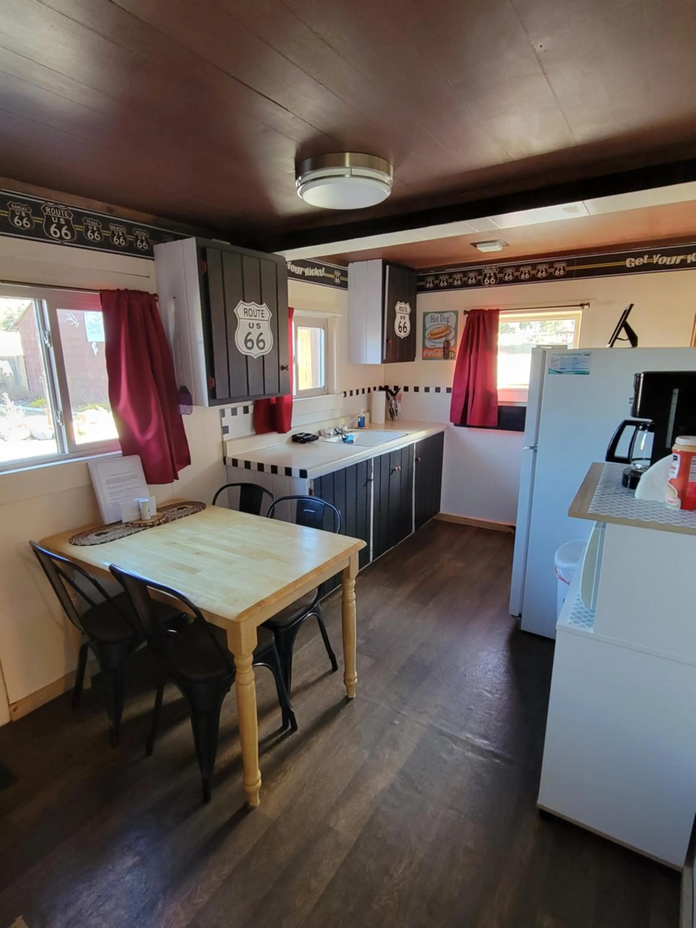 Kitchen or kitchenette, Bed in Chinook Cabins & RV Park