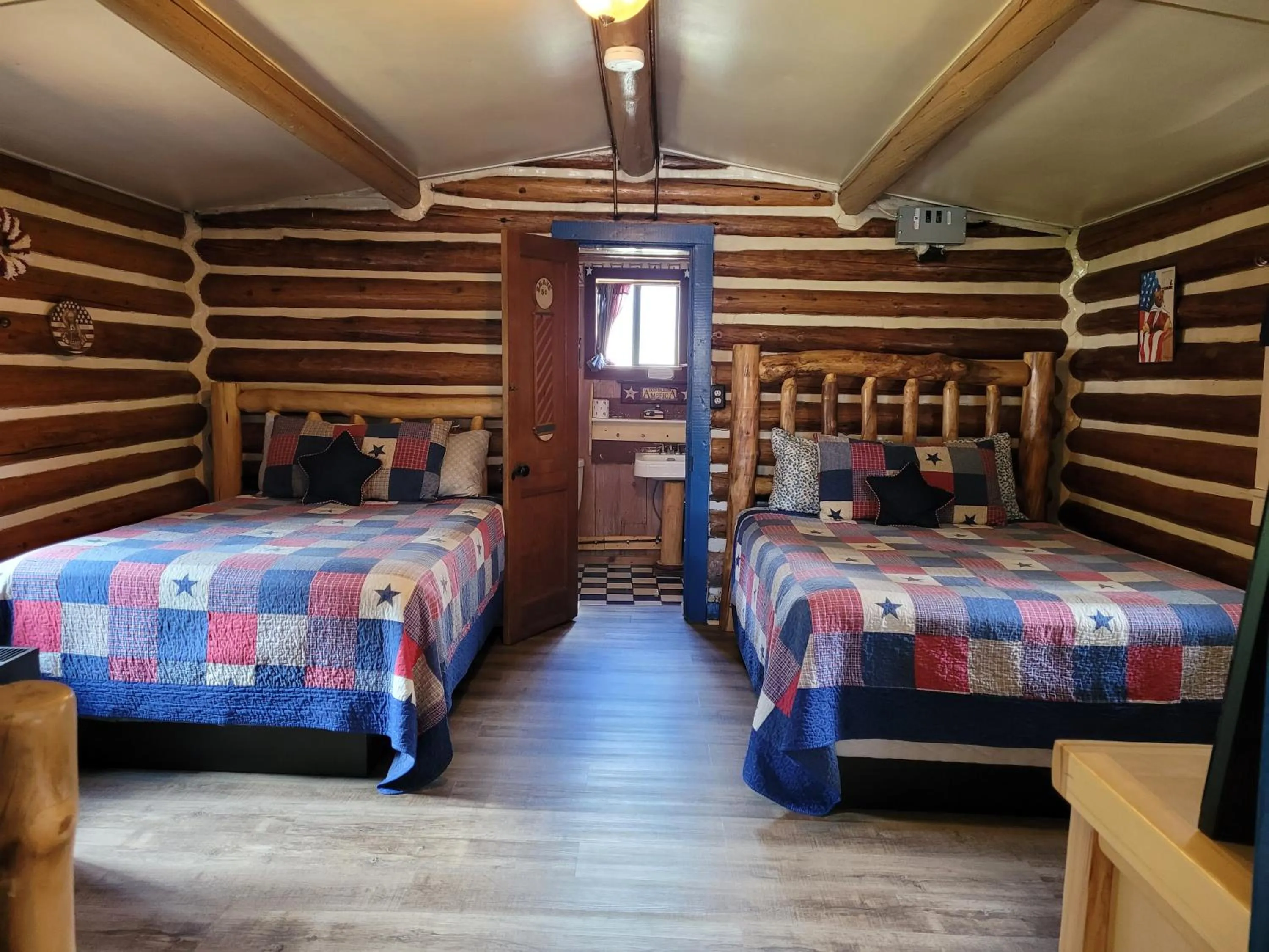 Seating area, Bed in Chinook Cabins & RV Park
