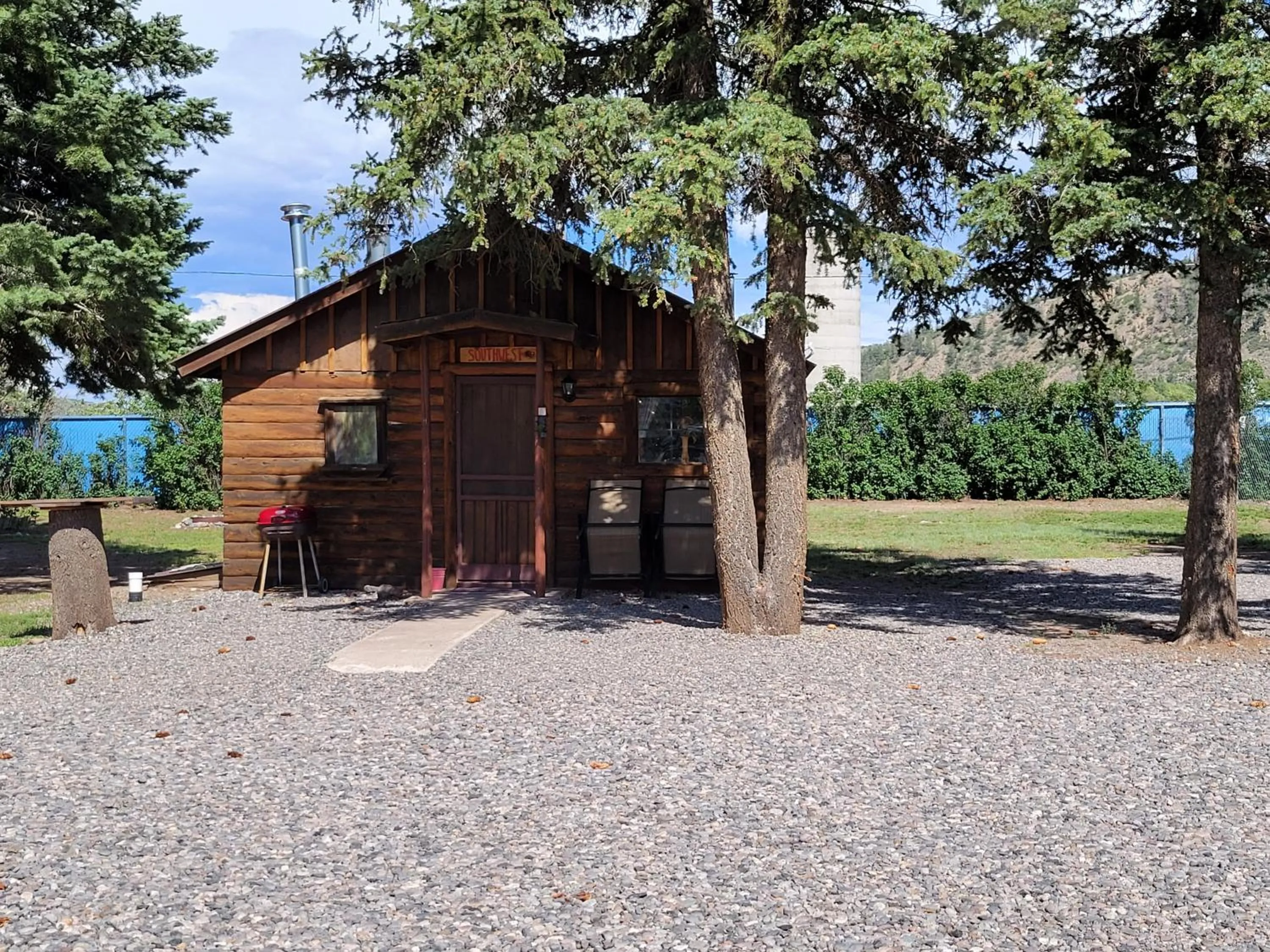 Property building in Chinook Cabins & RV Park