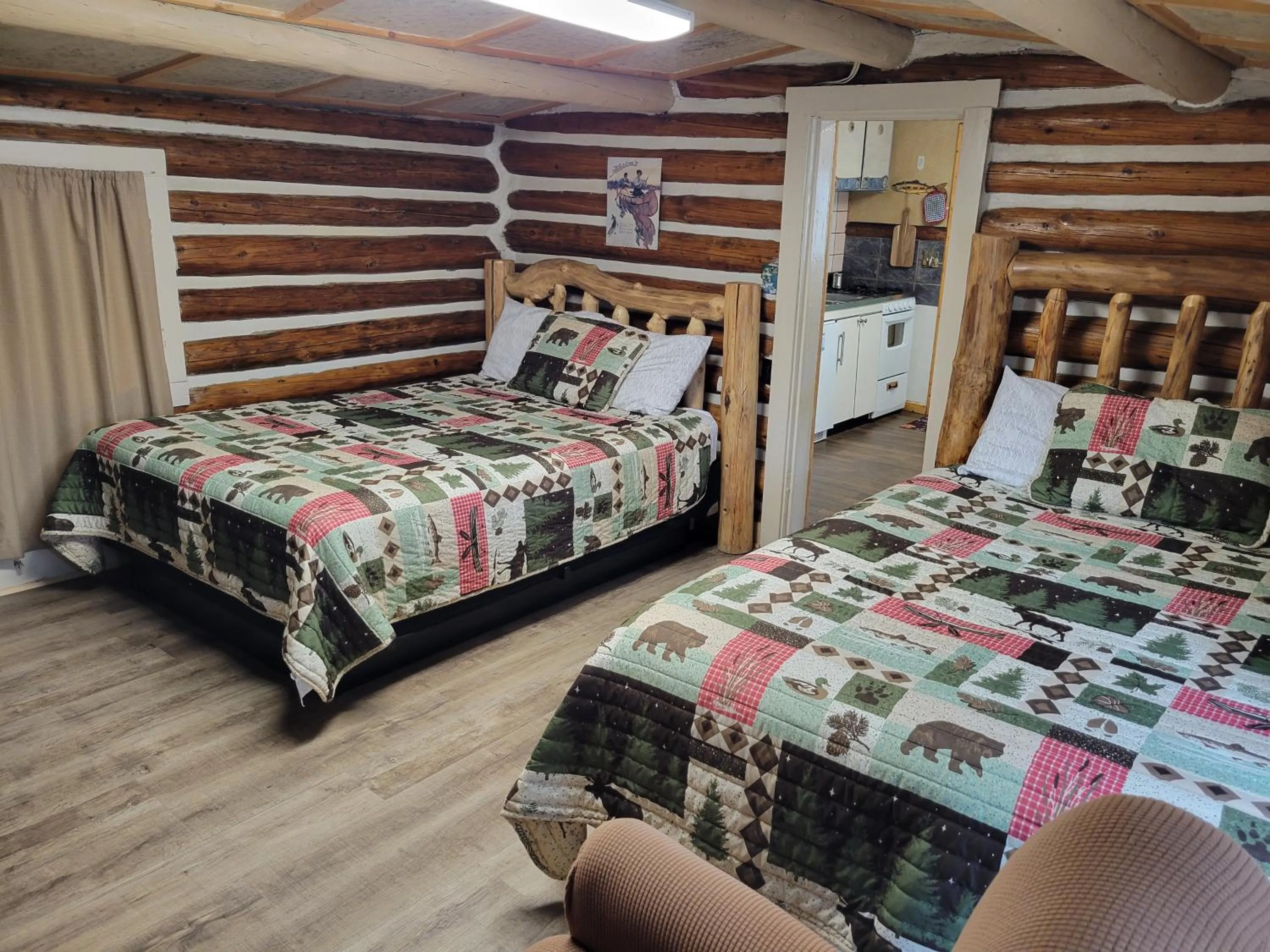 Bedroom, Bed in Chinook Cabins & RV Park