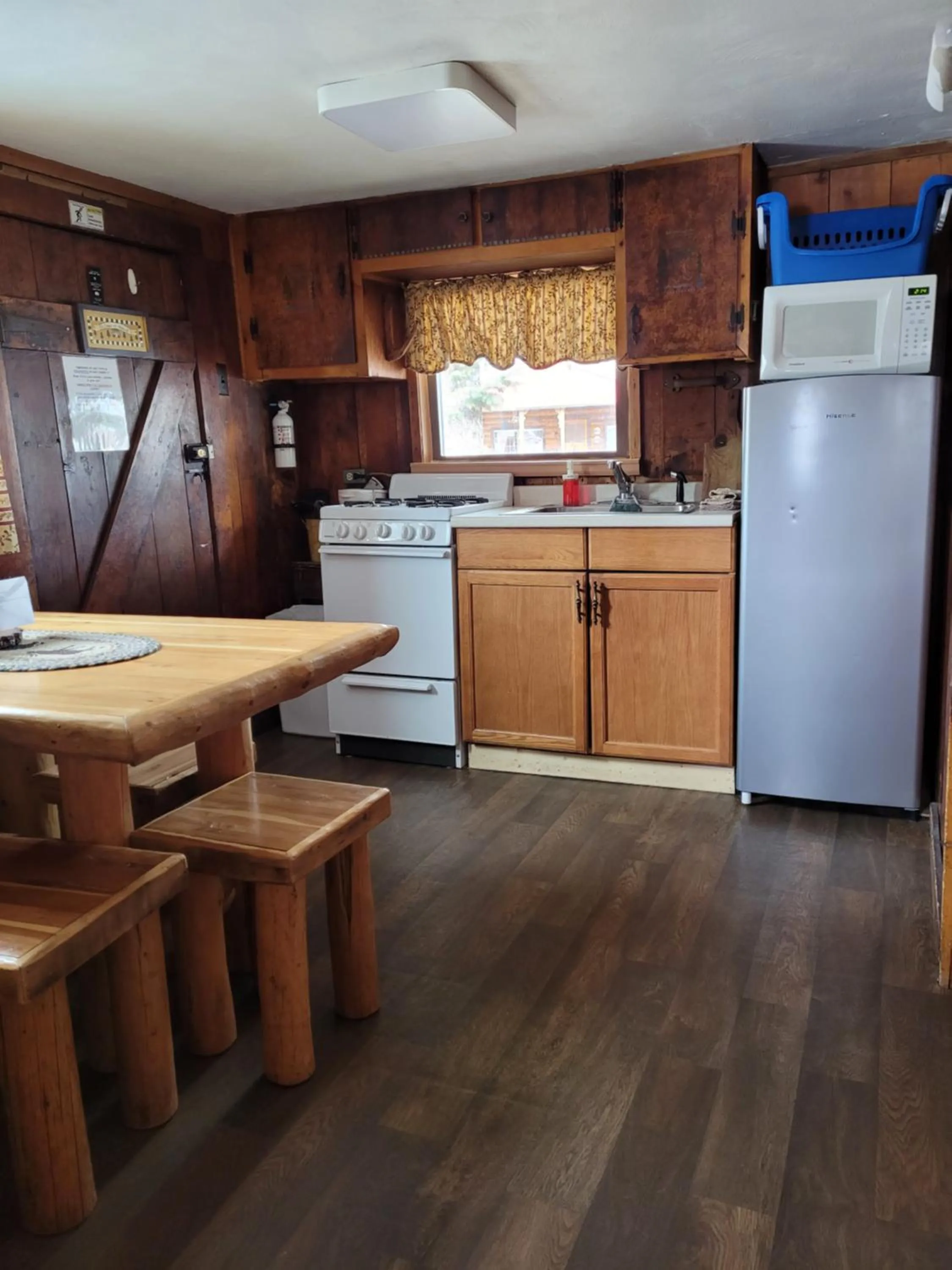 Kitchen or kitchenette in Chinook Cabins & RV Park