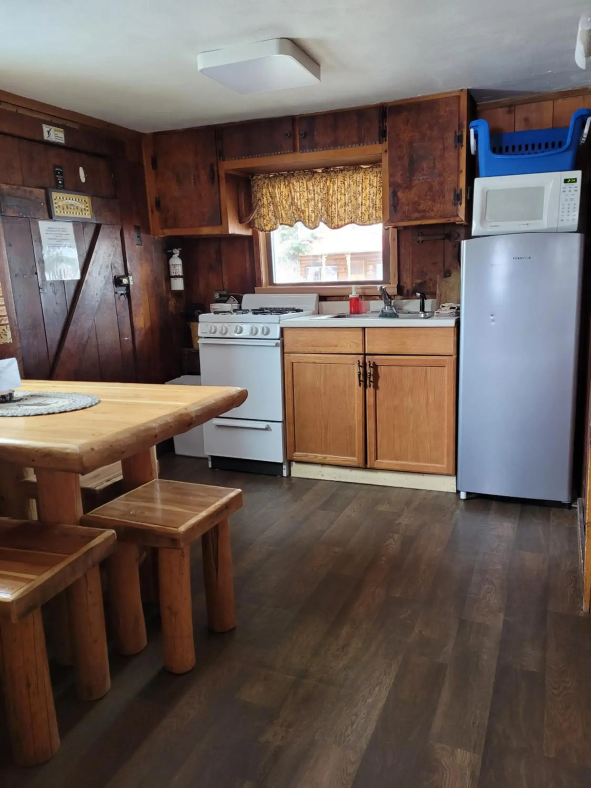Two-Bedroom Chalet - Pet Friendly in Chinook Cabins & RV Park Two-Bedroom Chalet - Pet Friendly in Chinook Cabins & RV Park