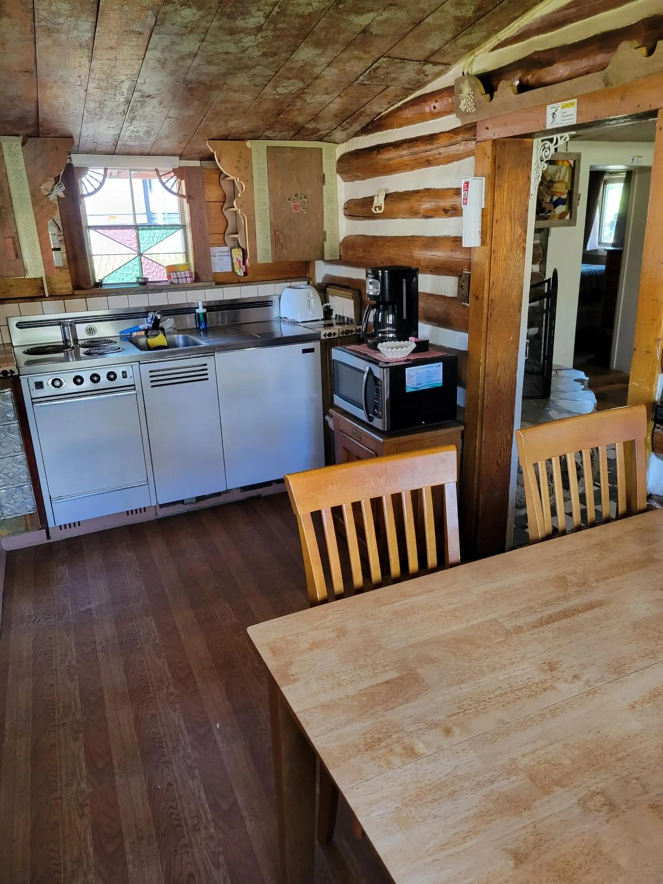 Kitchen or kitchenette in Chinook Cabins & RV Park