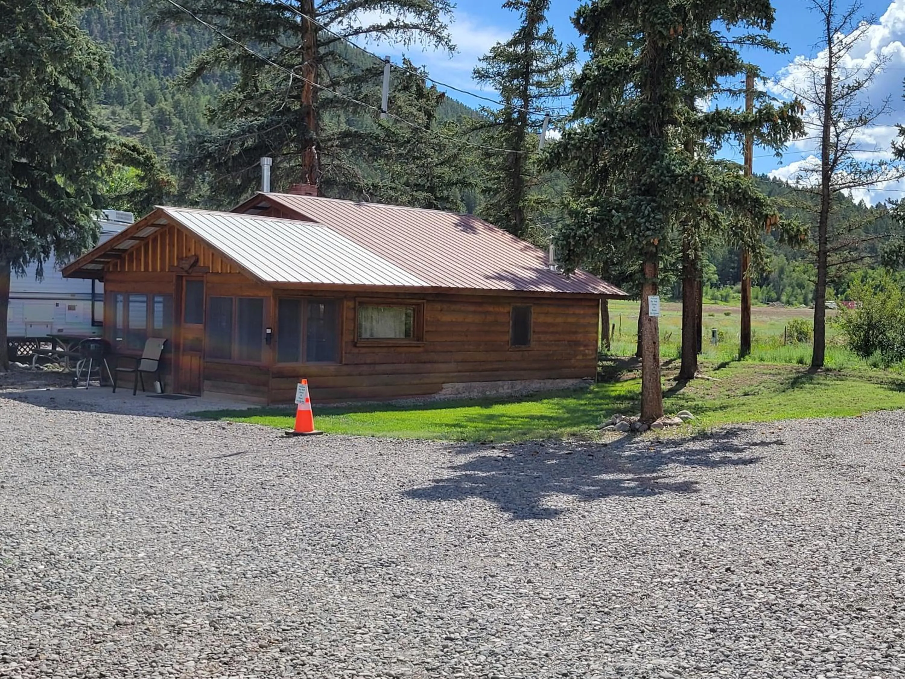 Property building in Chinook Cabins & RV Park
