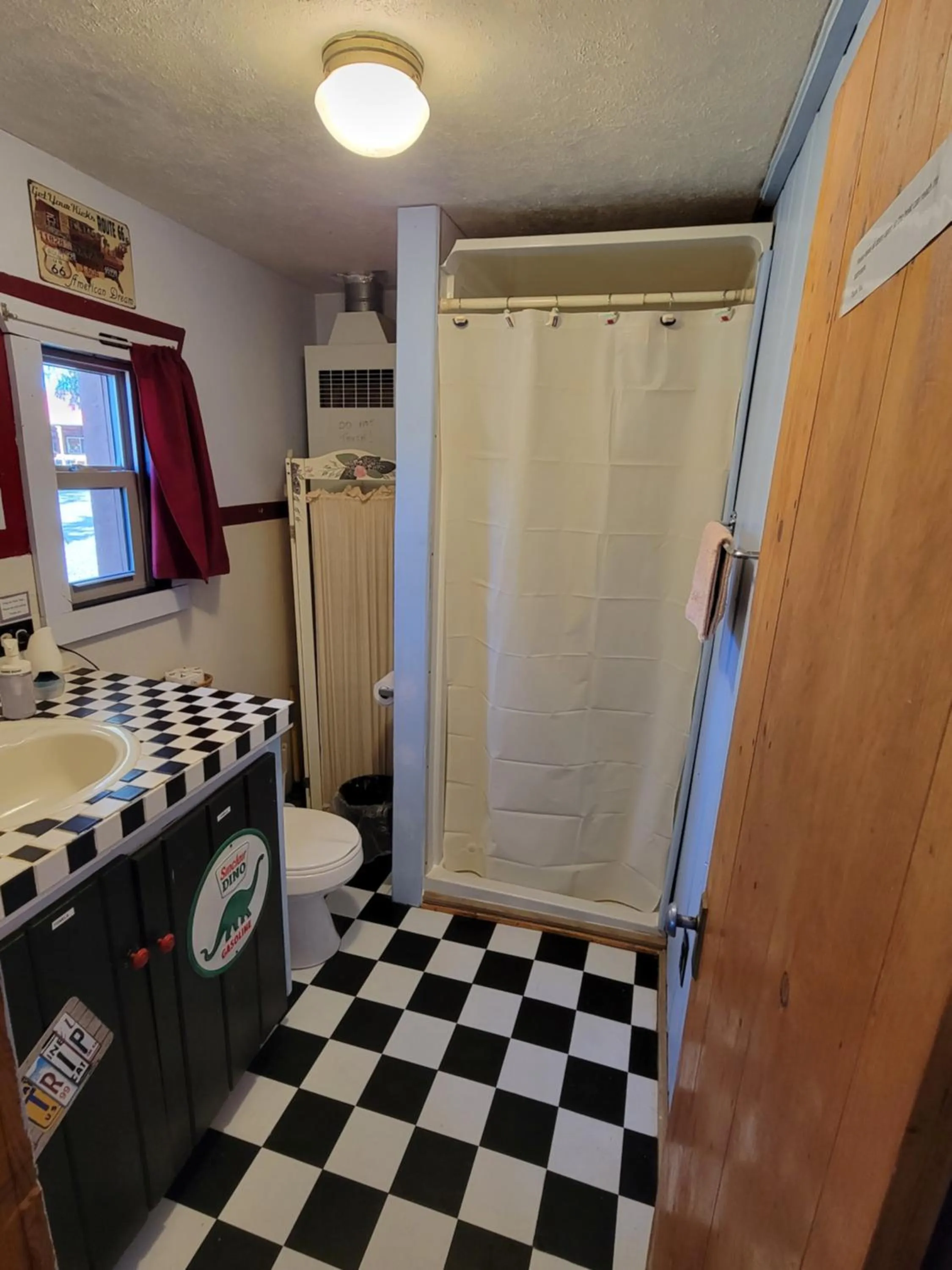 Bathroom, Bed in Chinook Cabins & RV Park
