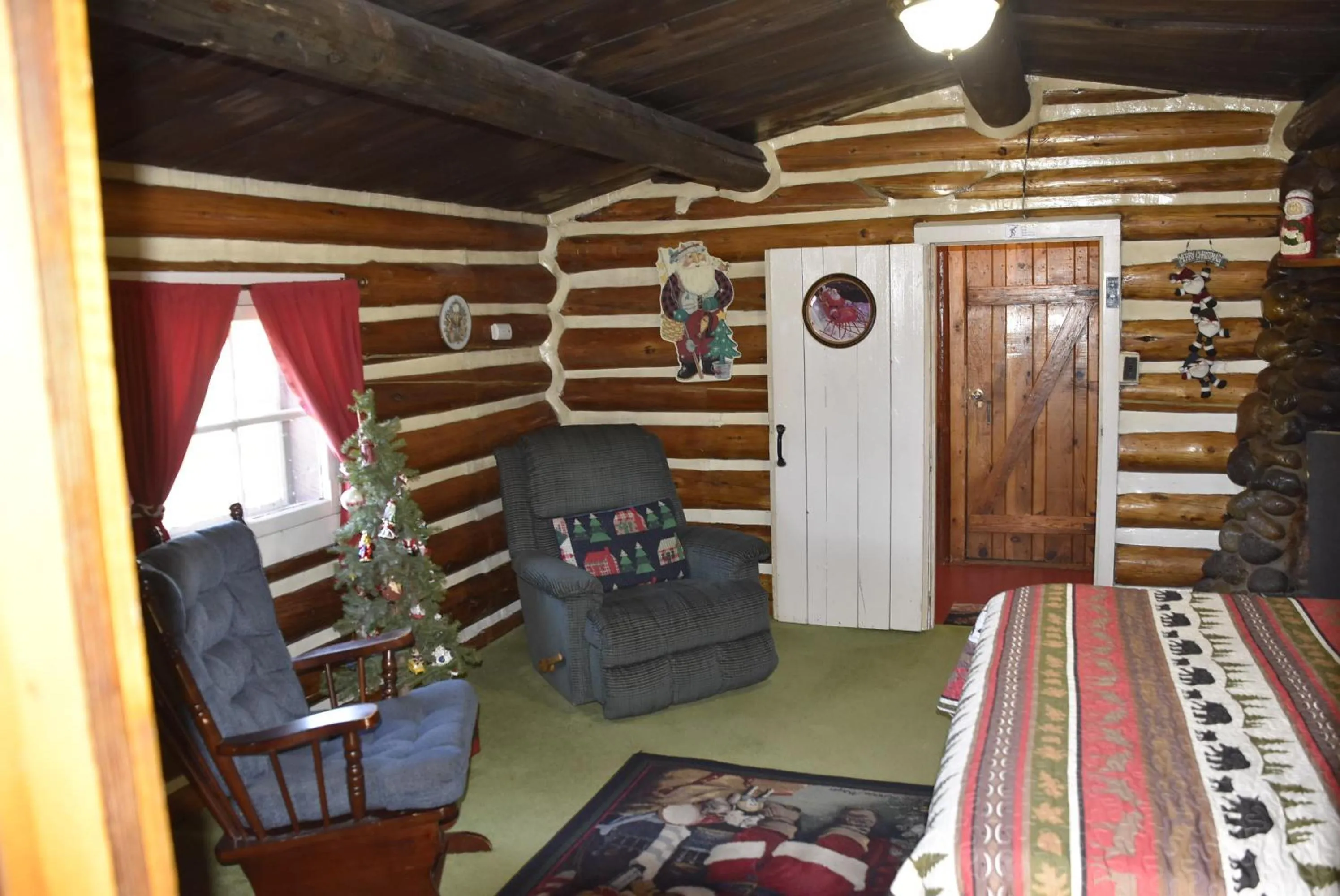Bedroom in Chinook Cabins & RV Park