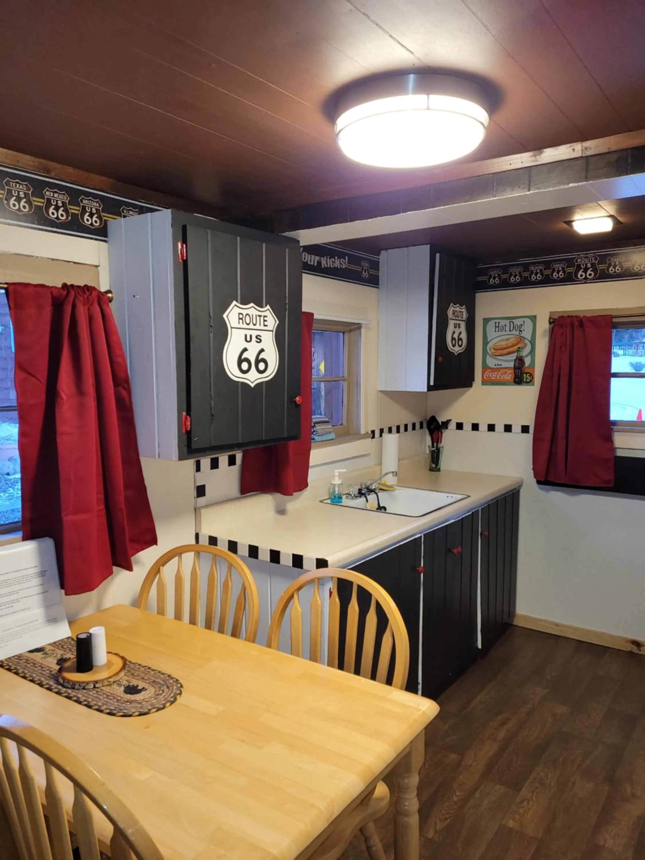Kitchen or kitchenette in Chinook Cabins & RV Park