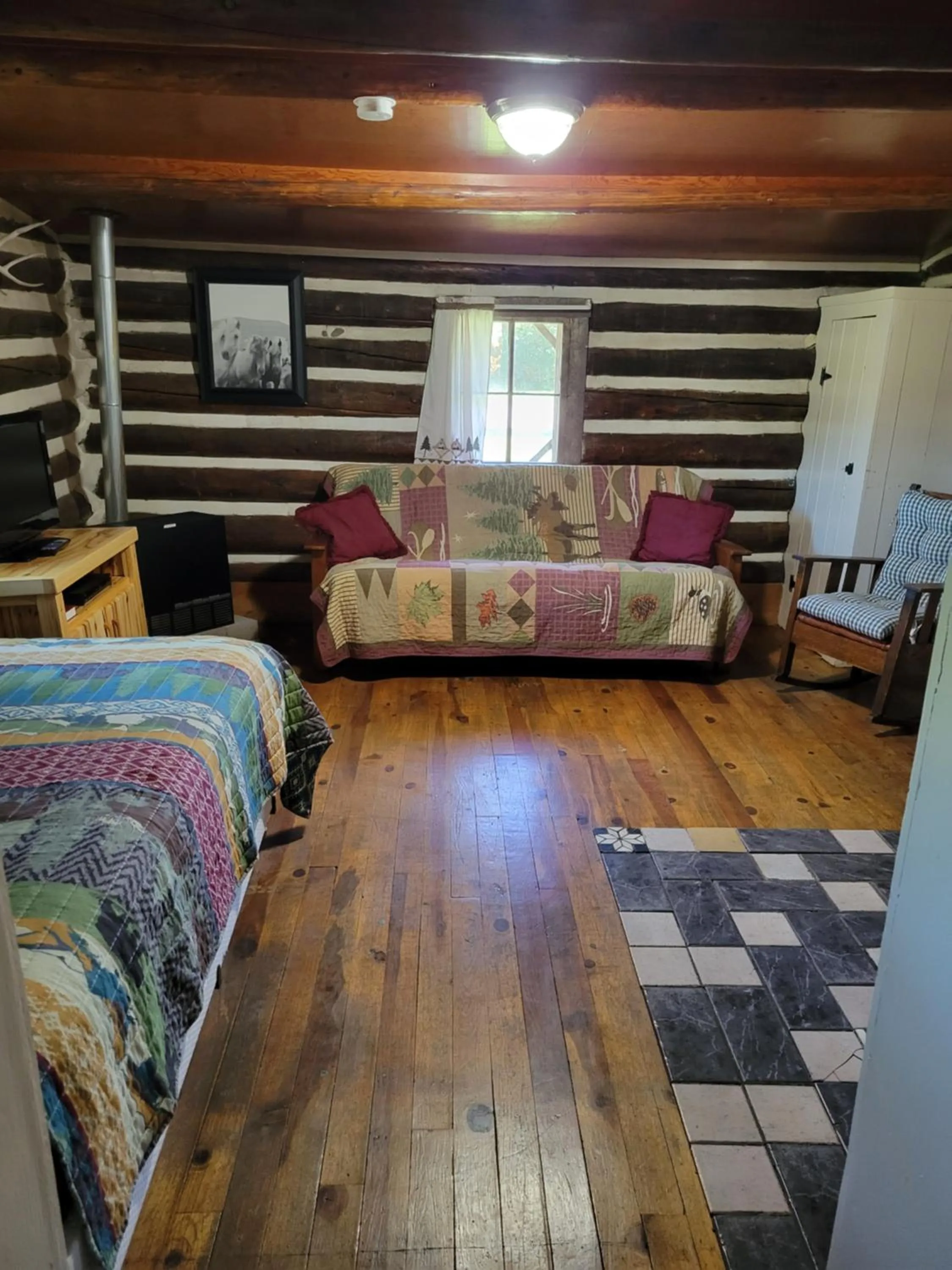 Seating area, Bed in Chinook Cabins & RV Park