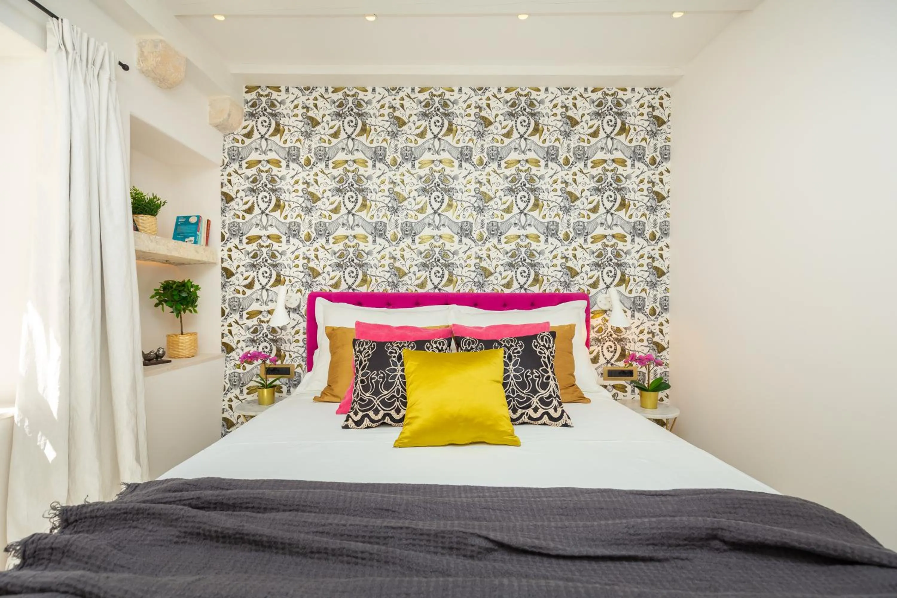 Bed in Old Town House with Floor Heating & Lush Private Garden