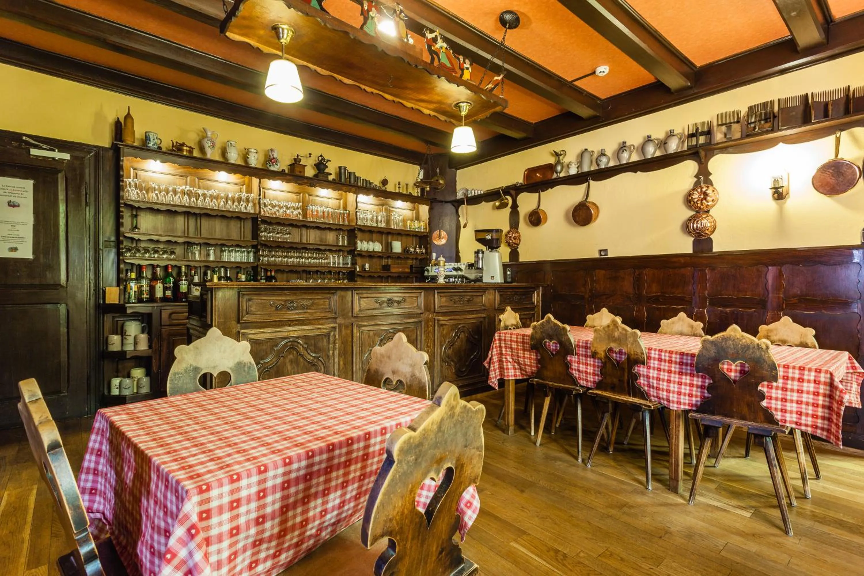 Lounge or bar in Logis Hôtel Restaurant De La Poste et SPA de Montagne