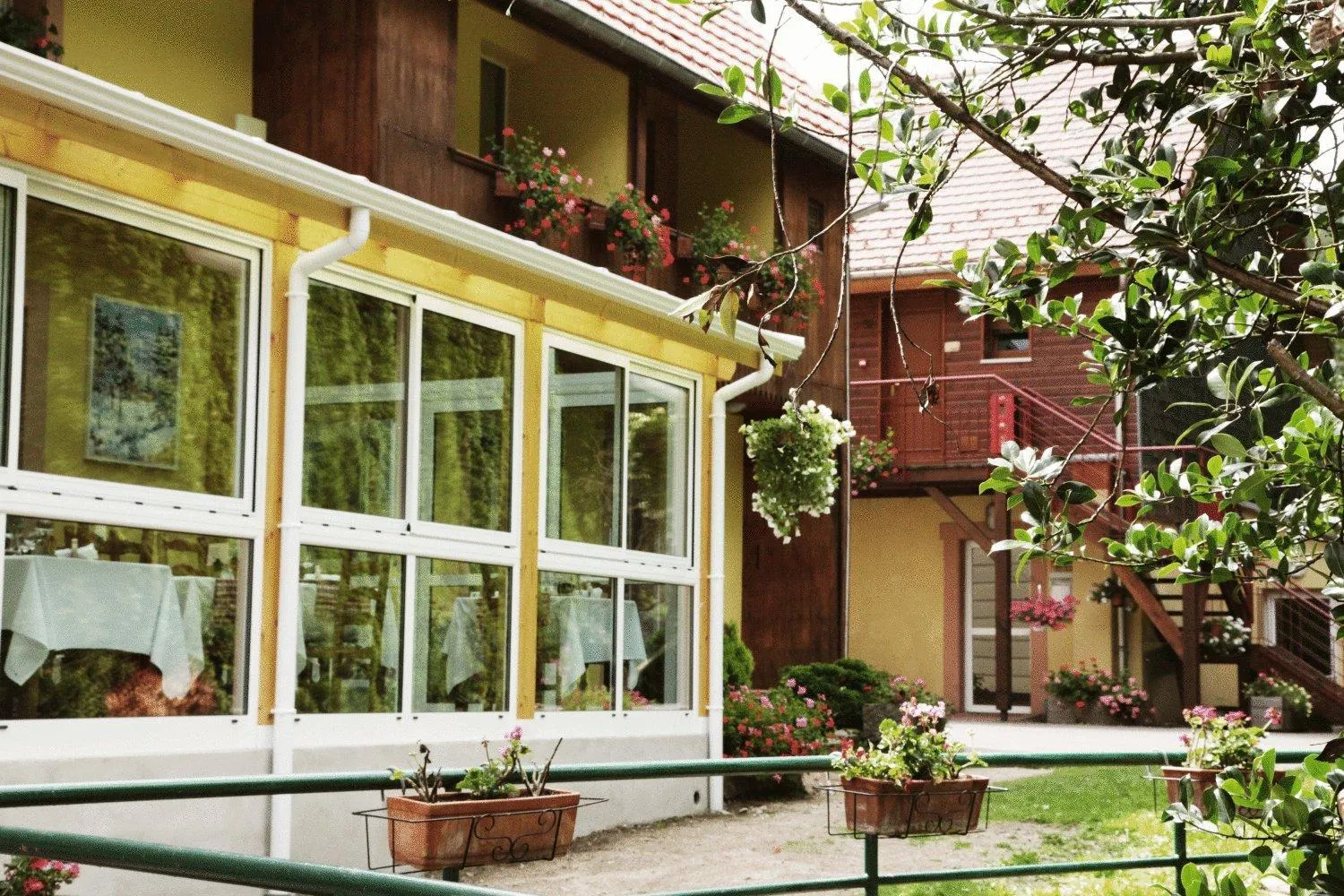 Facade/entrance in Logis Hôtel Restaurant De La Poste et SPA de Montagne