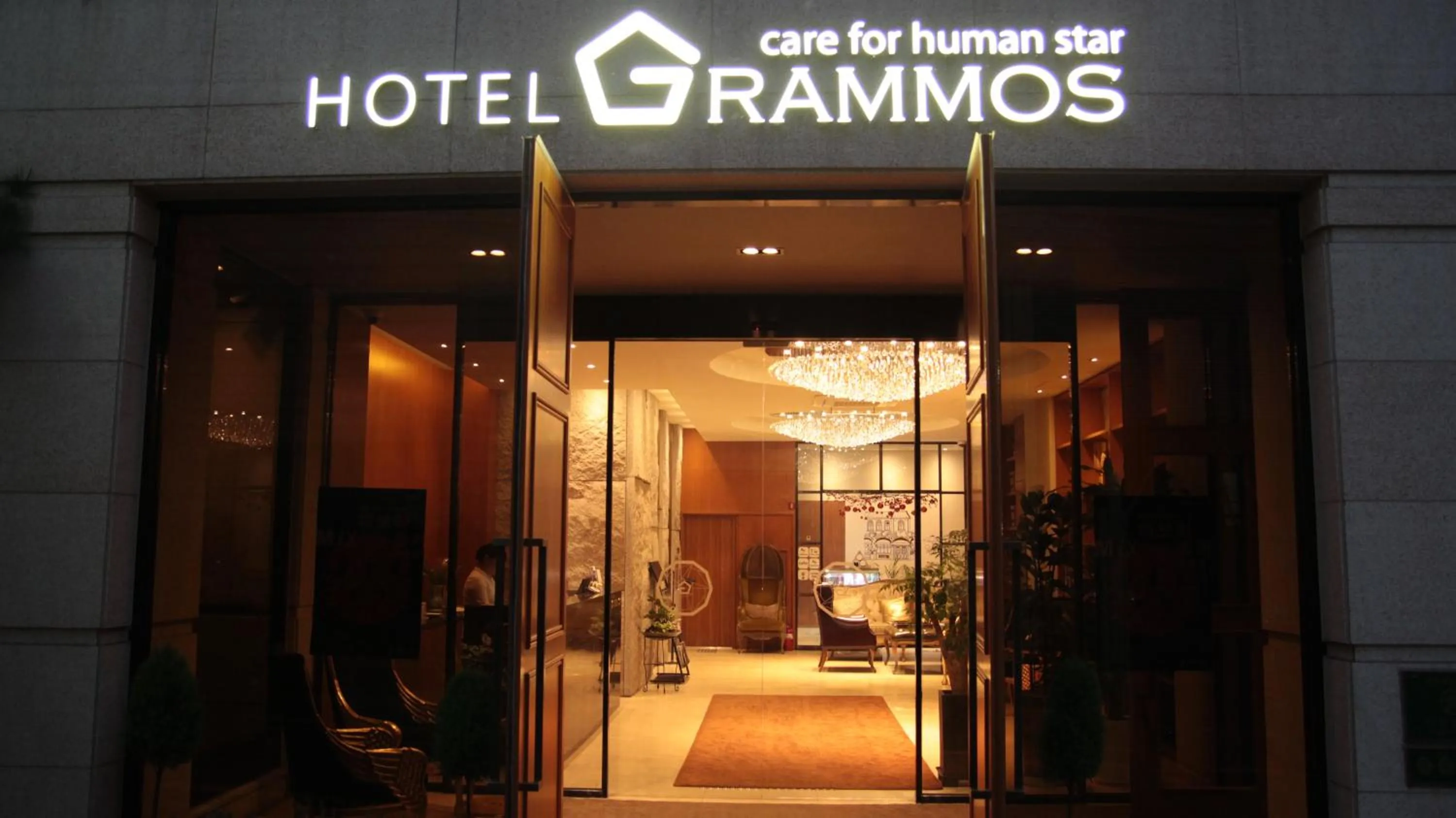 Facade/entrance in Grammos Hotel