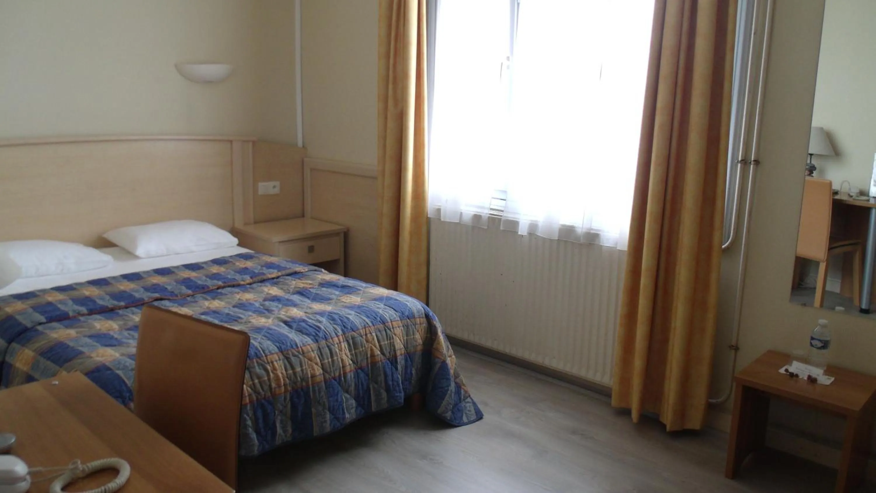 Photo of the whole room, Bed in Hotel De La Mer