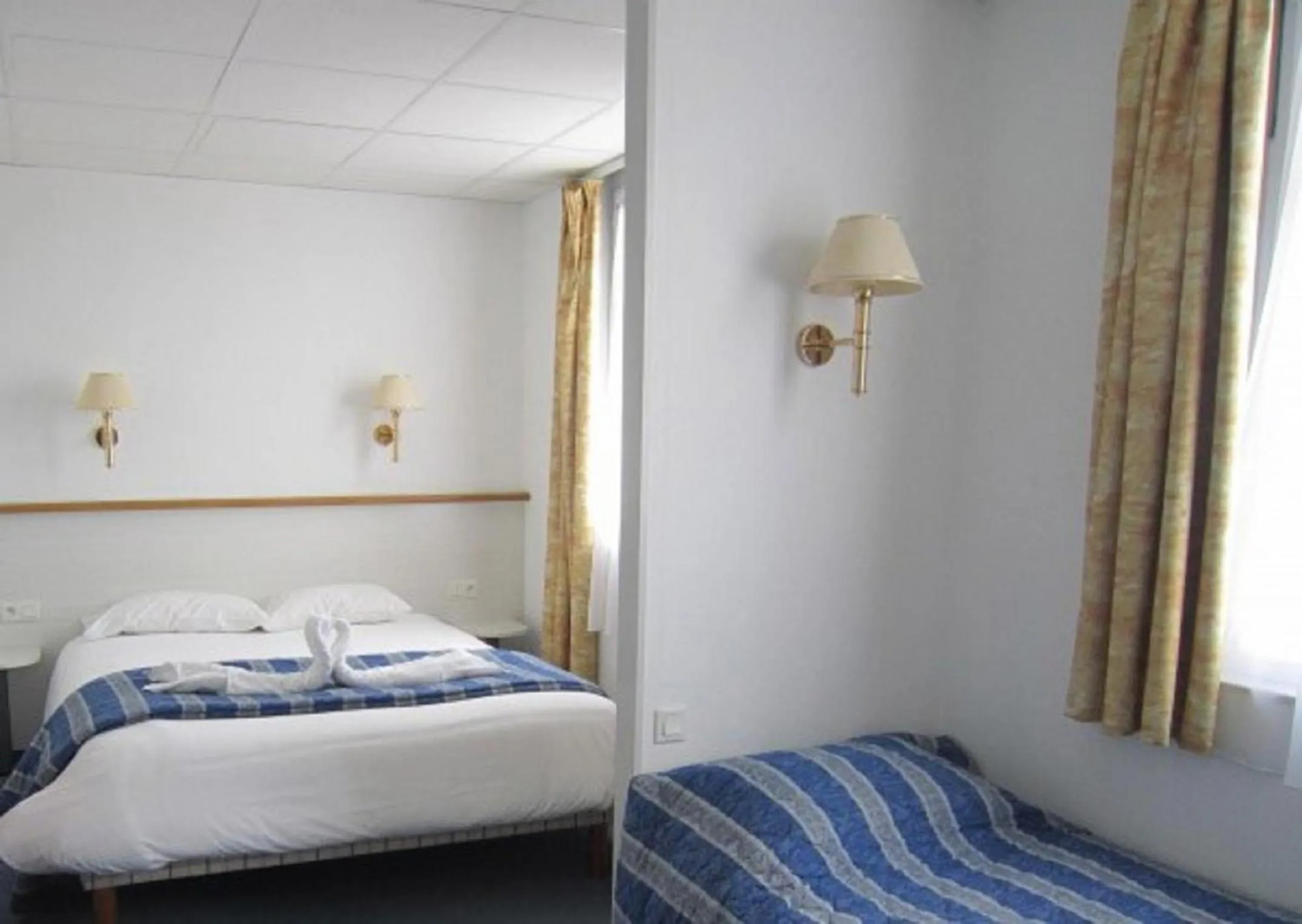 Photo of the whole room, Bed in Hotel De La Mer