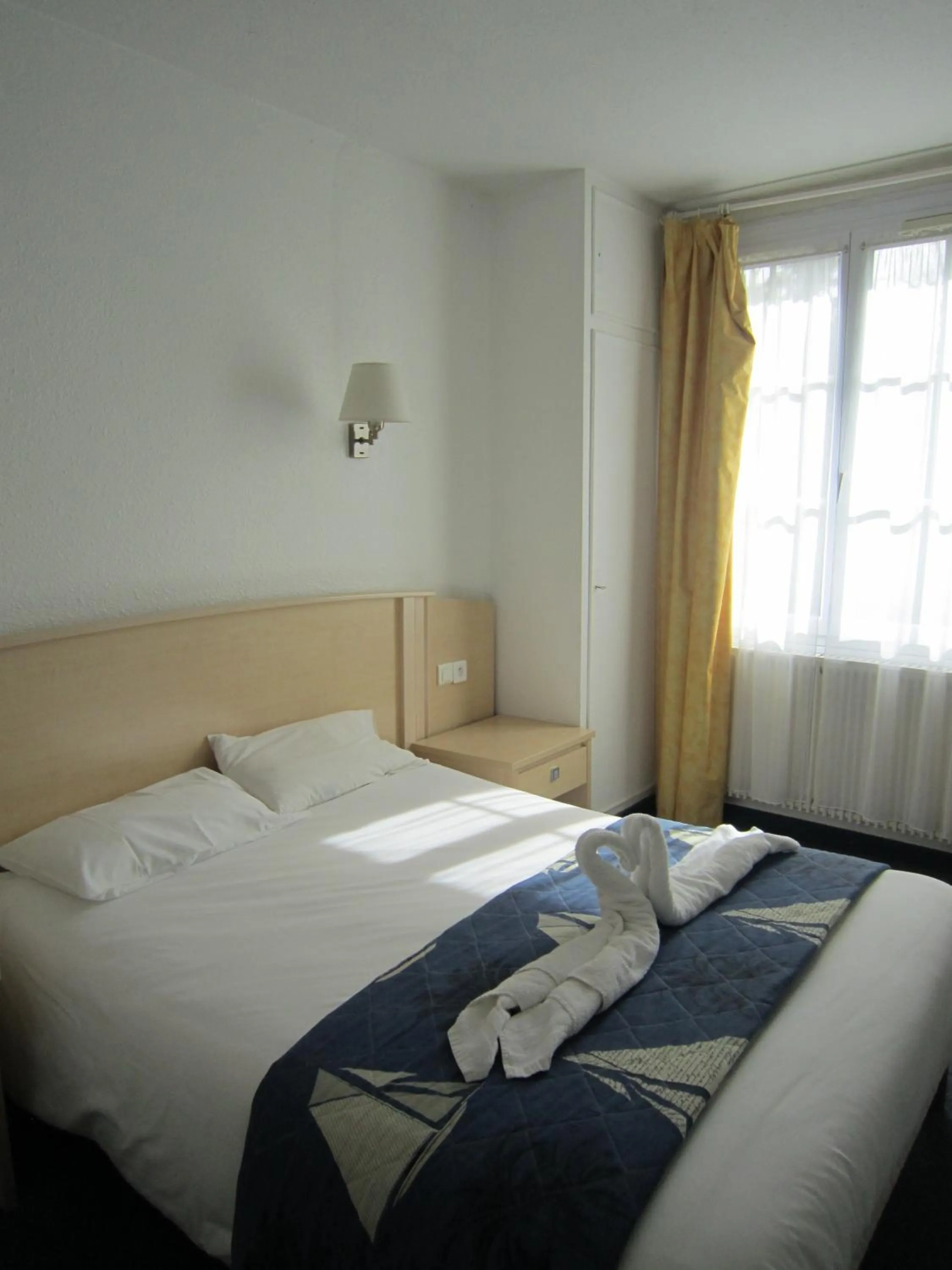 Photo of the whole room, Bed in Hotel De La Mer