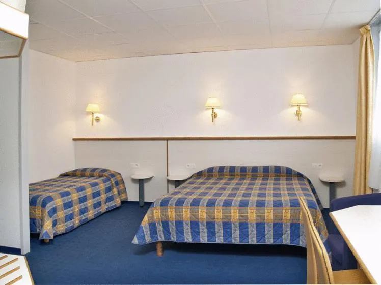 Photo of the whole room, Bed in Hotel De La Mer