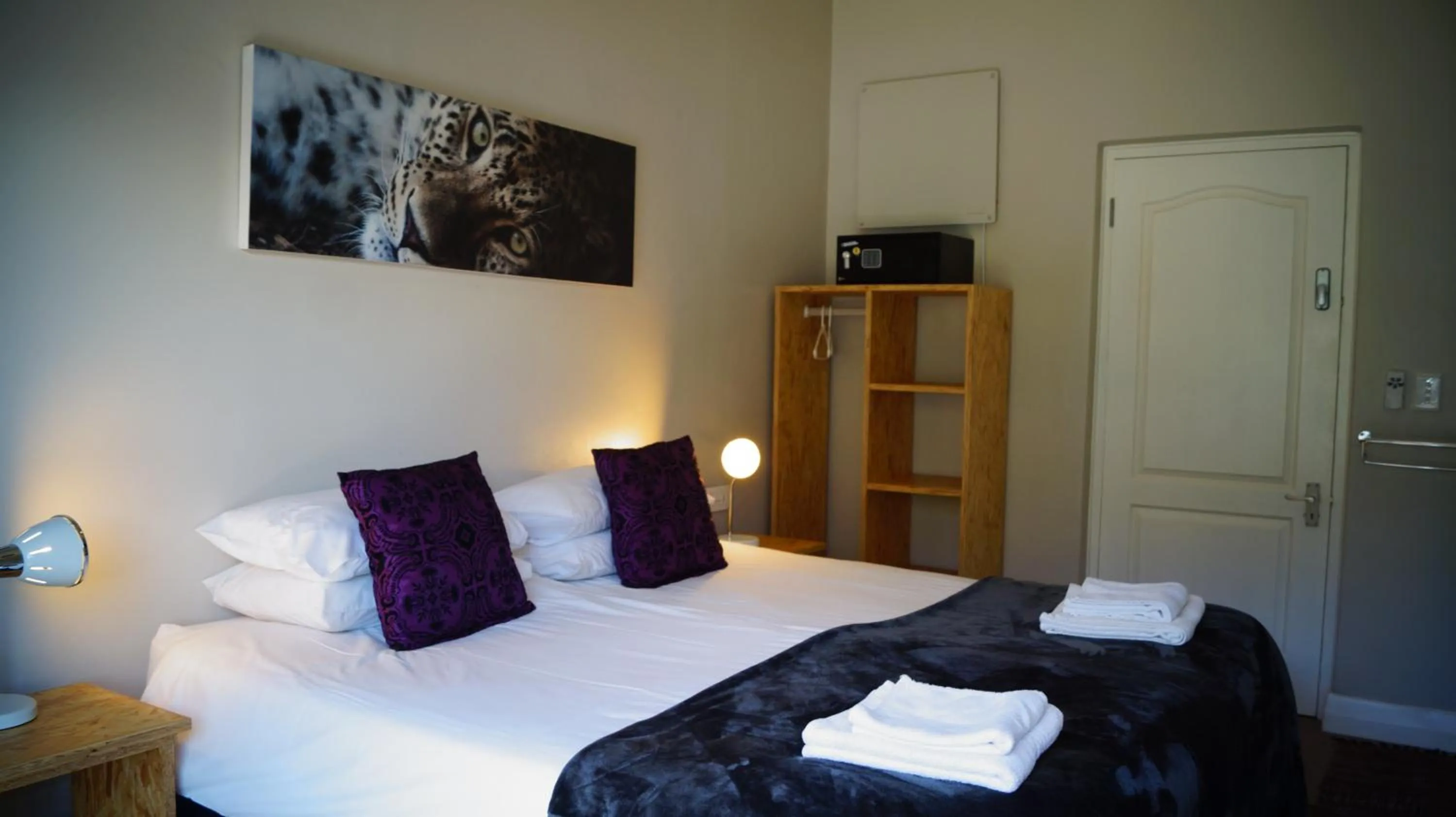 Bedroom, TV/Entertainment Center in Atlantic Point Backpackers