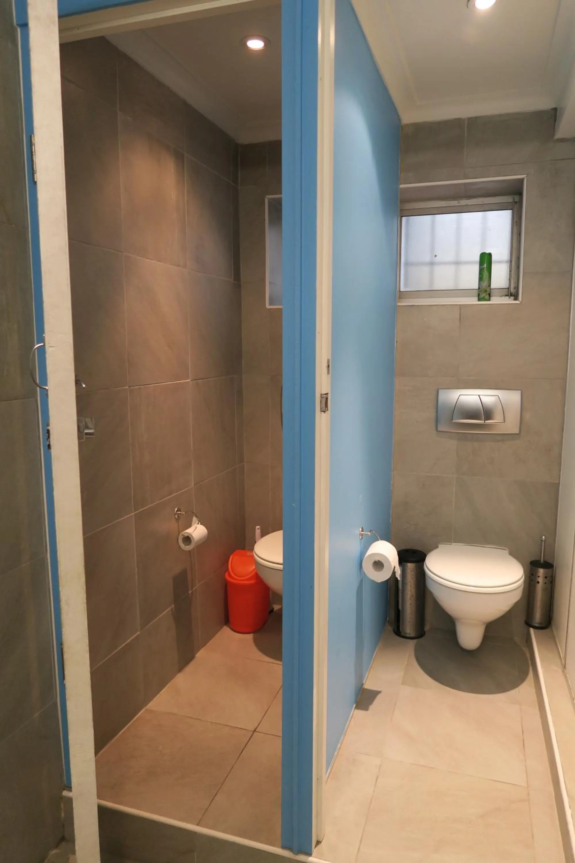 Toilet, Bathroom in Atlantic Point Backpackers