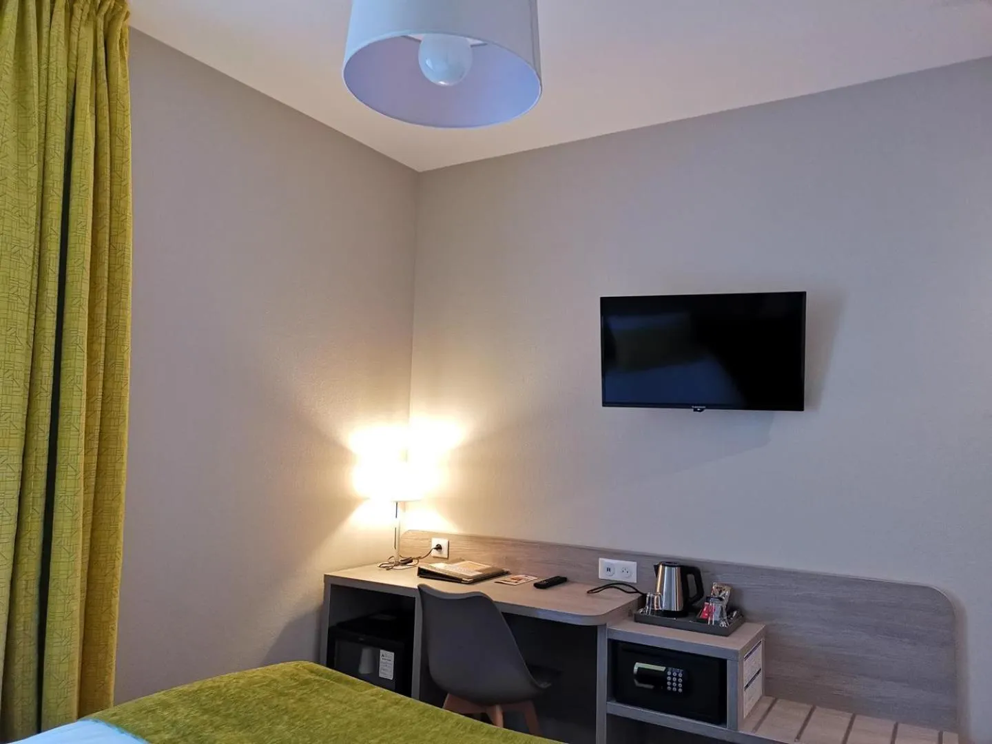 Bed in Hôtel Saint-Georges