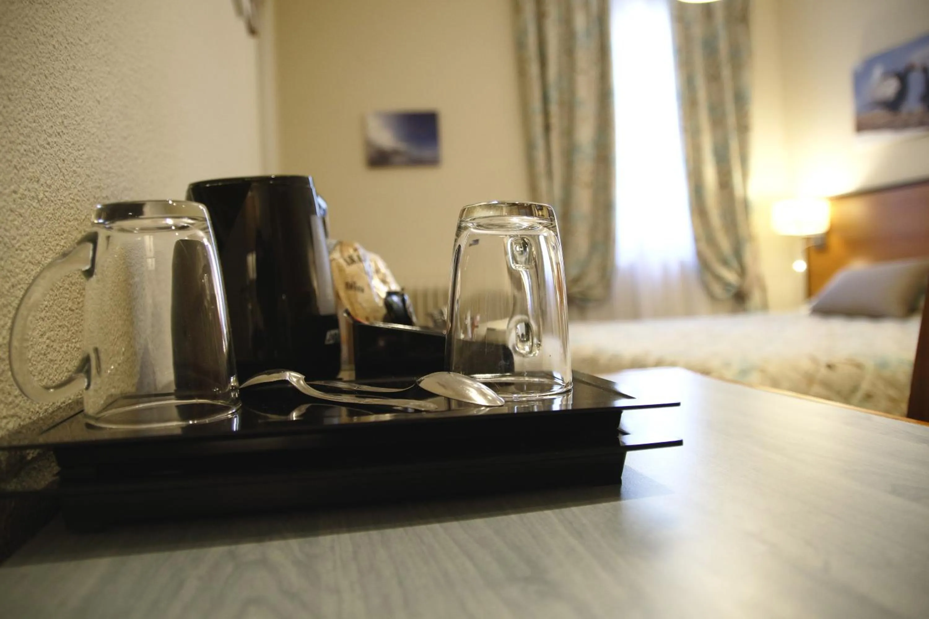 Coffee/tea facilities, Bed in Hôtel Saint-Georges