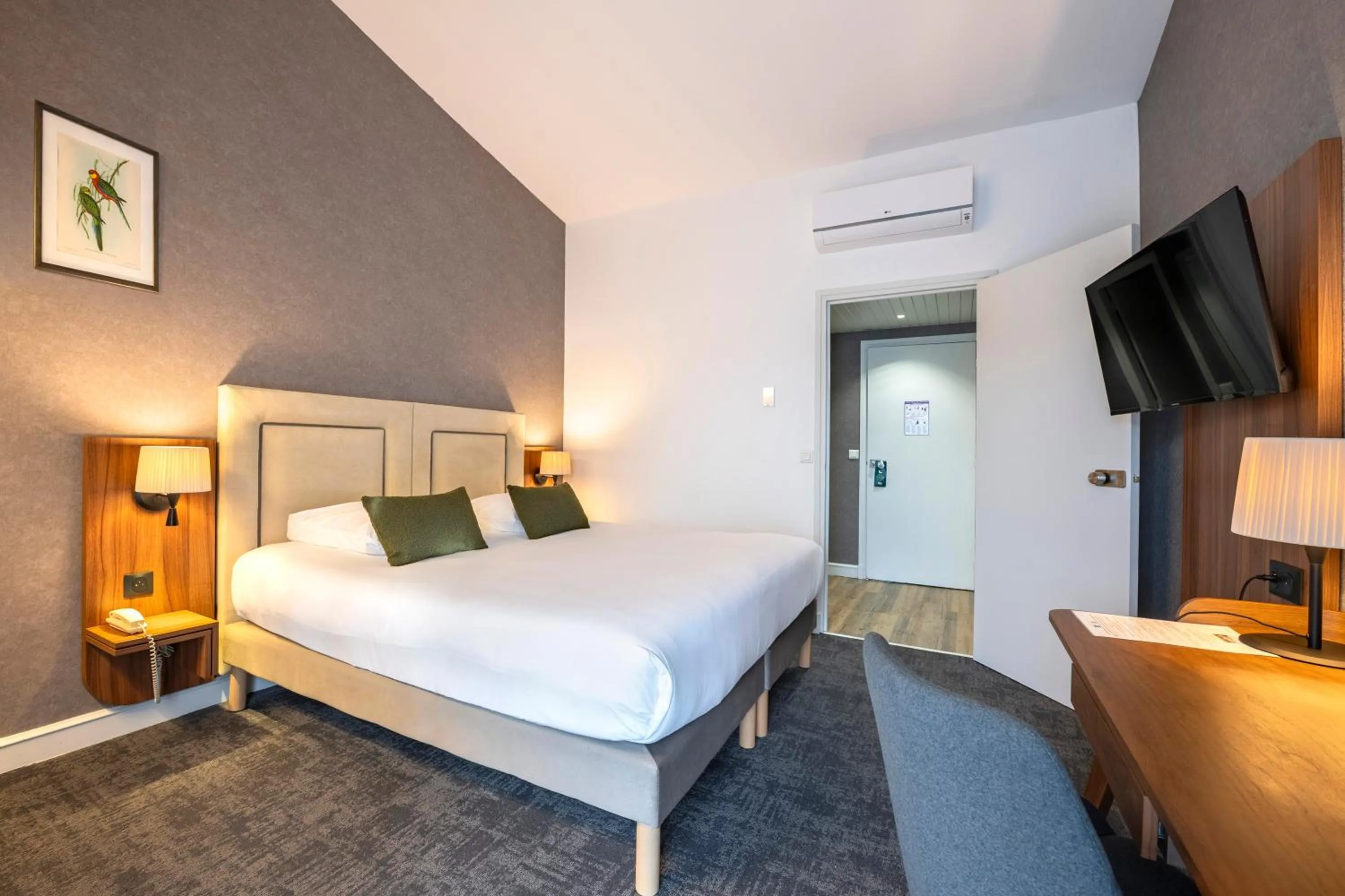 Bed in Le relais fleuri, Hôtel et restaurant Logis - Avallon