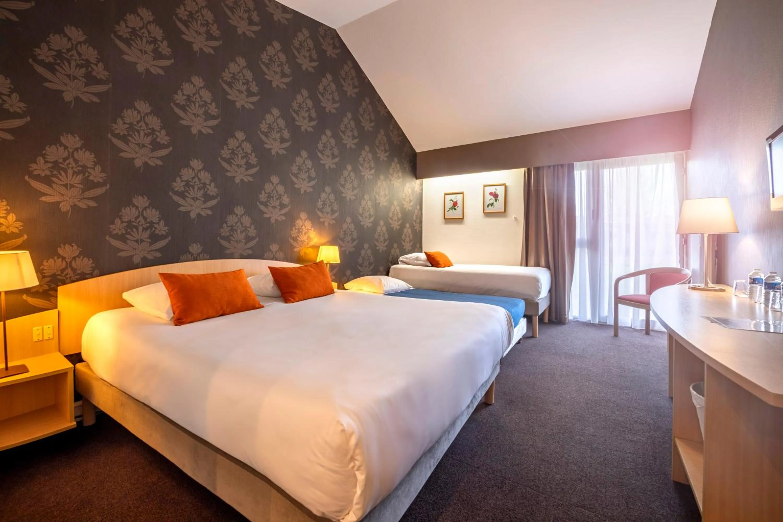 Bedroom in Le relais fleuri, Hôtel et restaurant Logis - Avallon