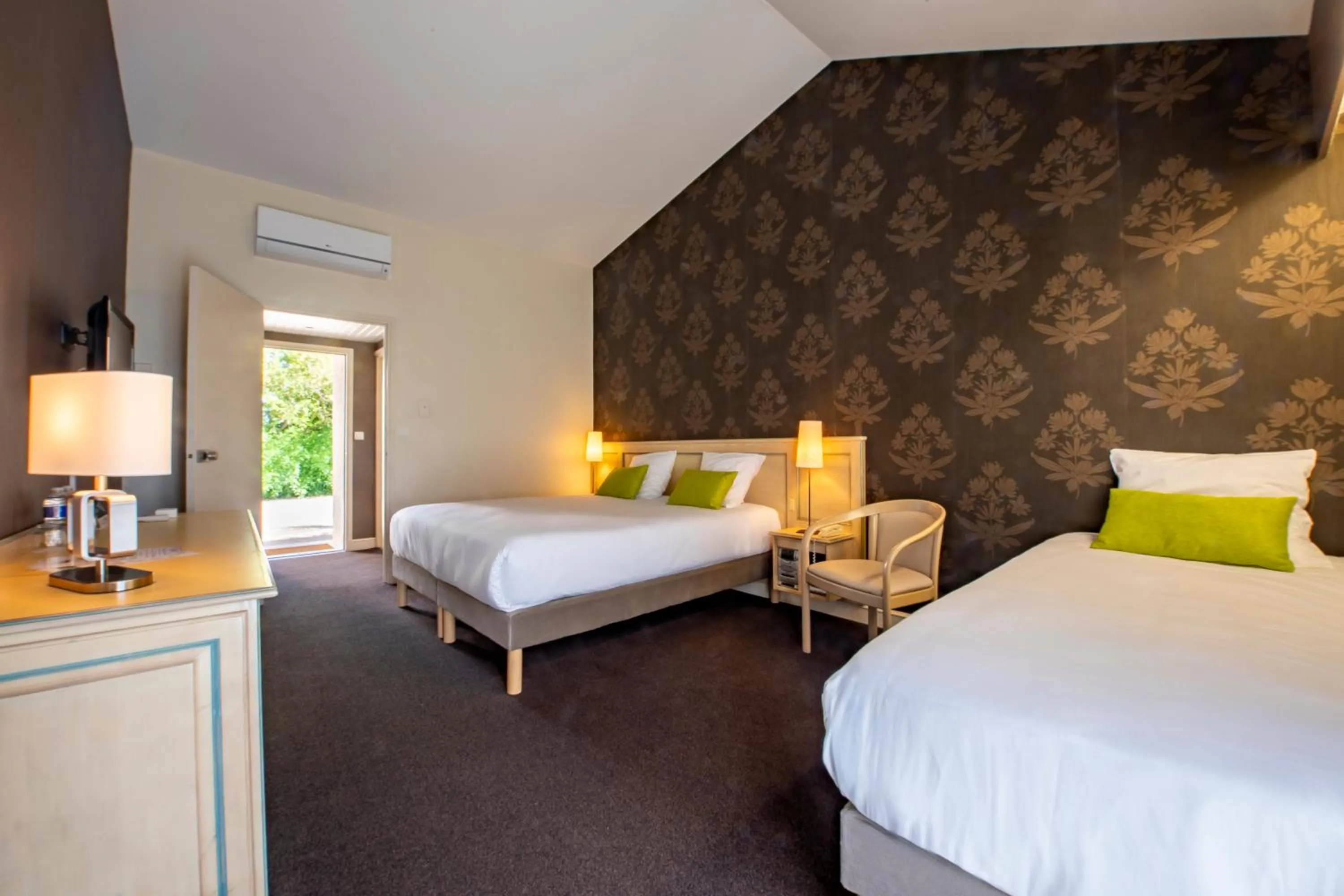 Bed in Le relais fleuri, Hôtel et restaurant Logis - Avallon