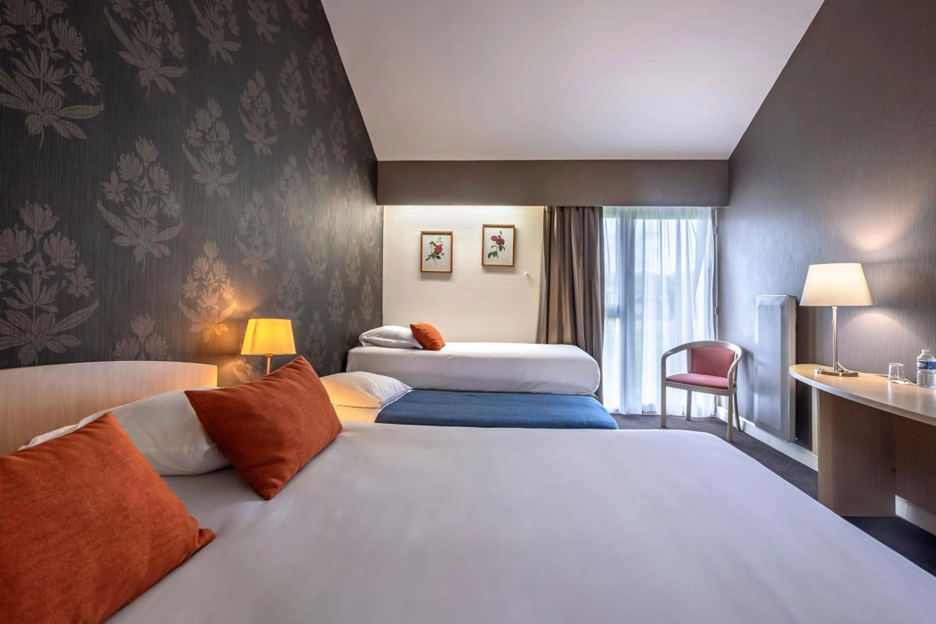 Photo of the whole room in Le relais fleuri, Hôtel et restaurant Logis - Avallon