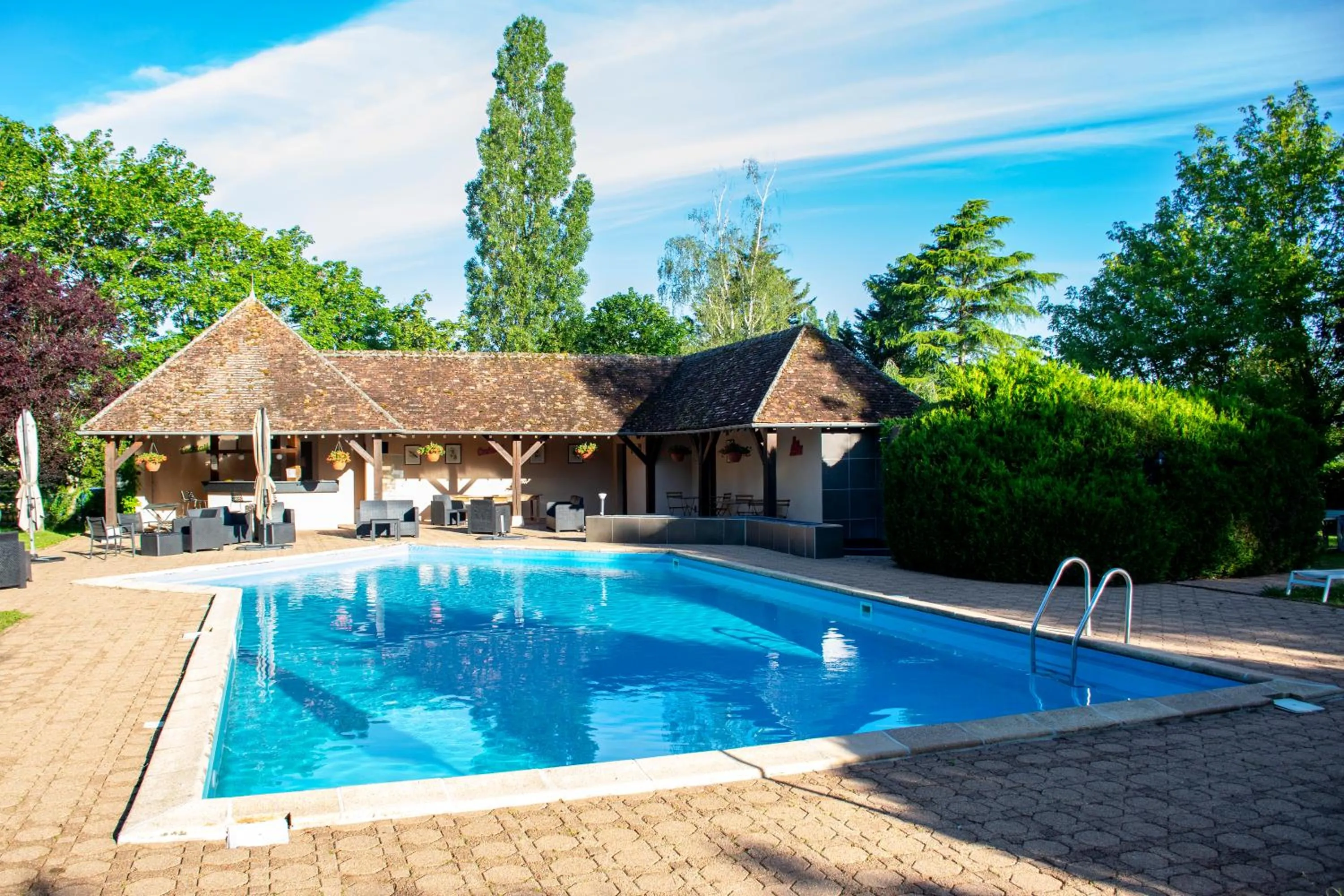 Garden in Le relais fleuri, Hôtel et restaurant Logis - Avallon