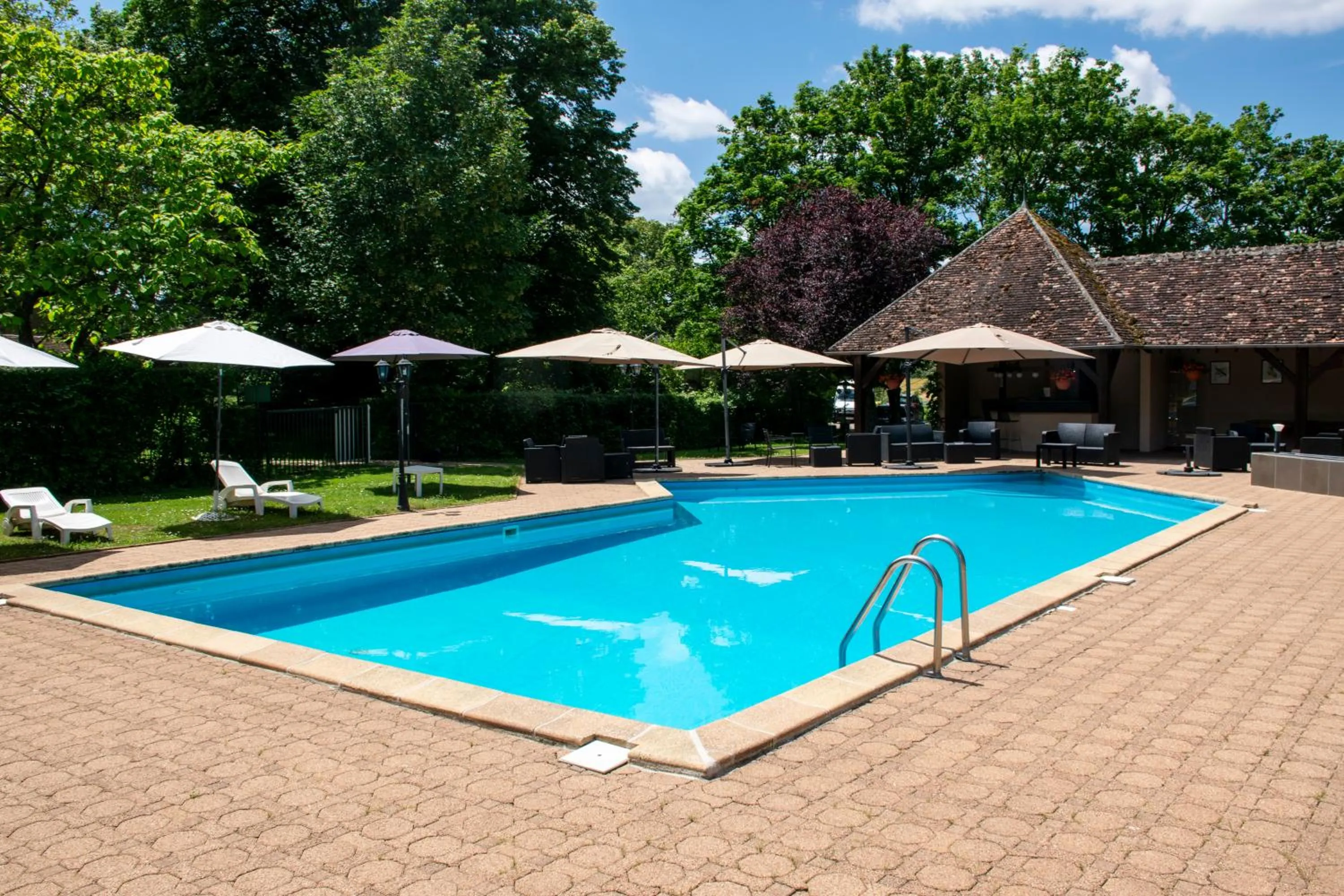 Swimming pool in Le relais fleuri, Hôtel et restaurant Logis - Avallon