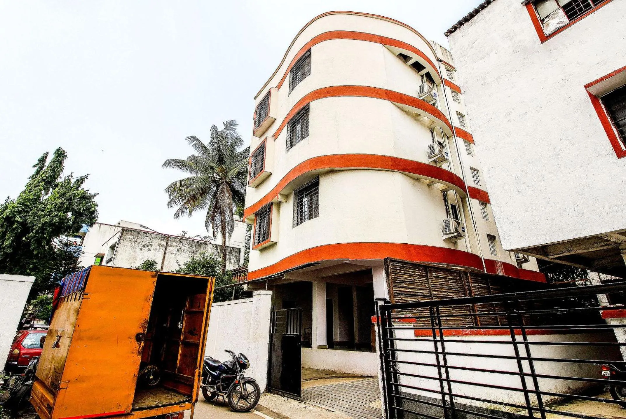 Facade/entrance in Hotel O Galaxy Near INOX