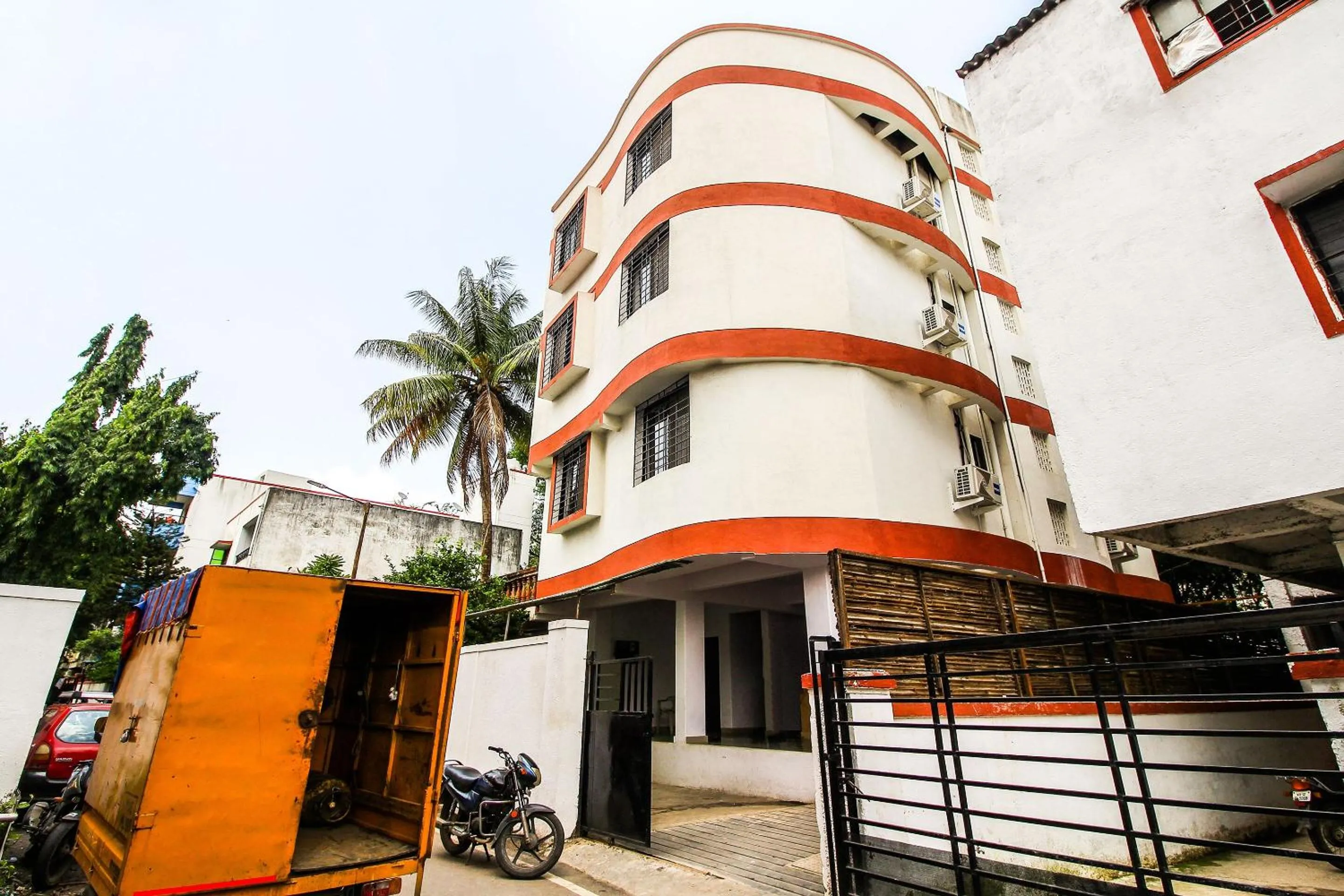 Facade/entrance in Hotel O Galaxy Near INOX