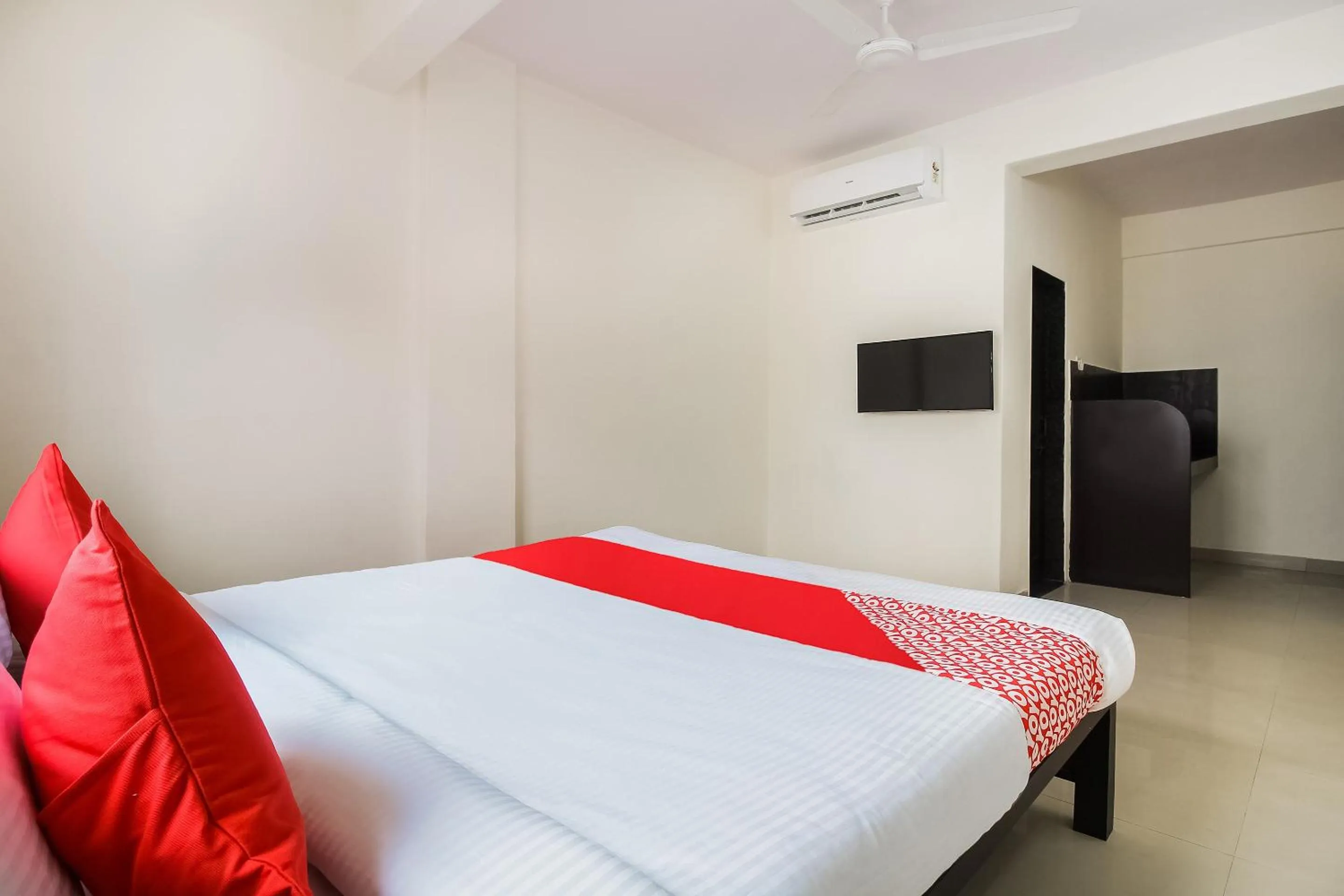 Facade/entrance, Bed in Hotel O Galaxy Near INOX