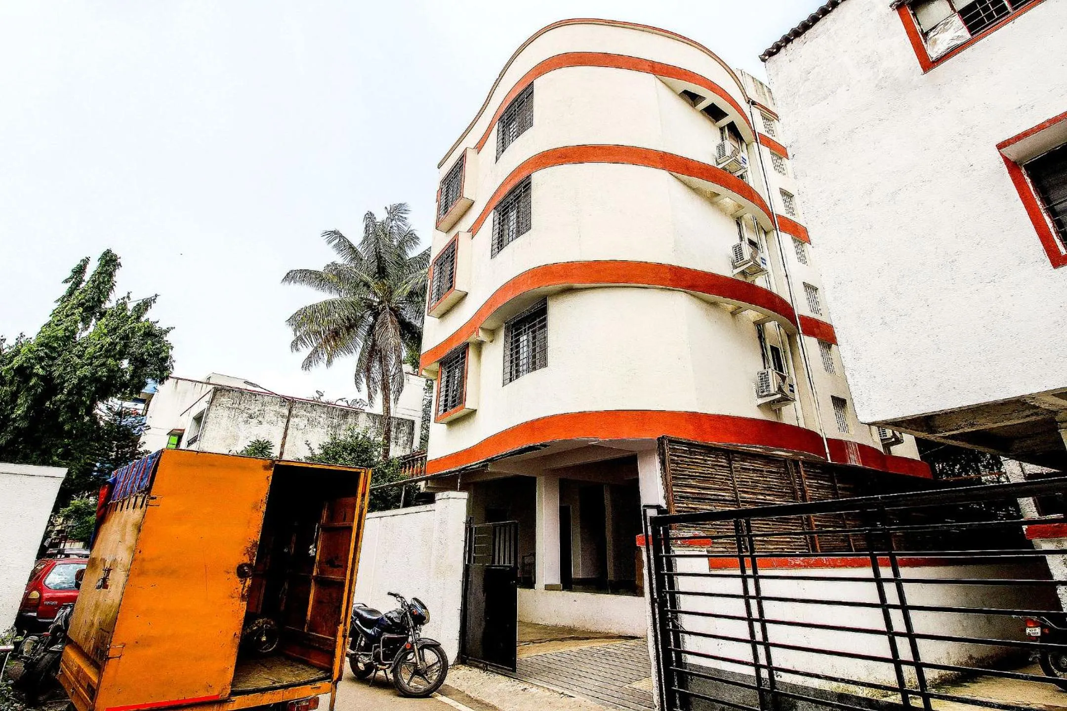 Facade/entrance in Hotel O Galaxy Near INOX