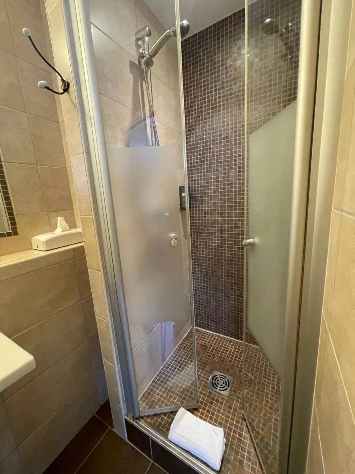 Shower in Hôtel Ulysse Montpellier Centre