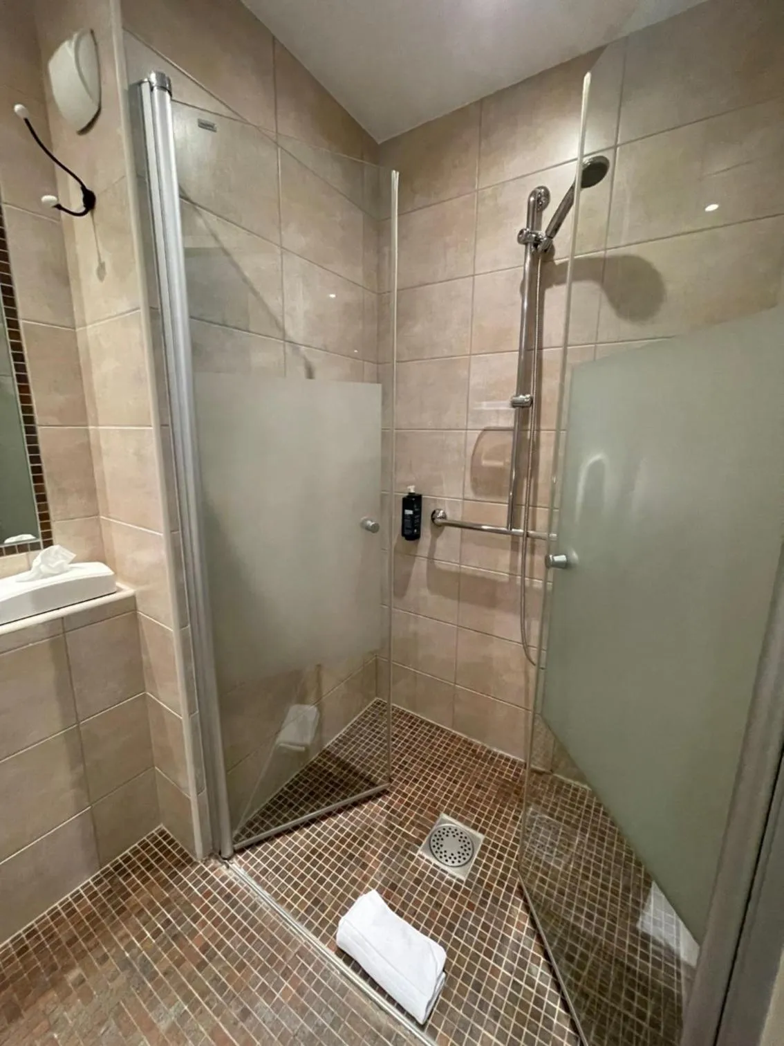 Shower in Hôtel Ulysse Montpellier Centre