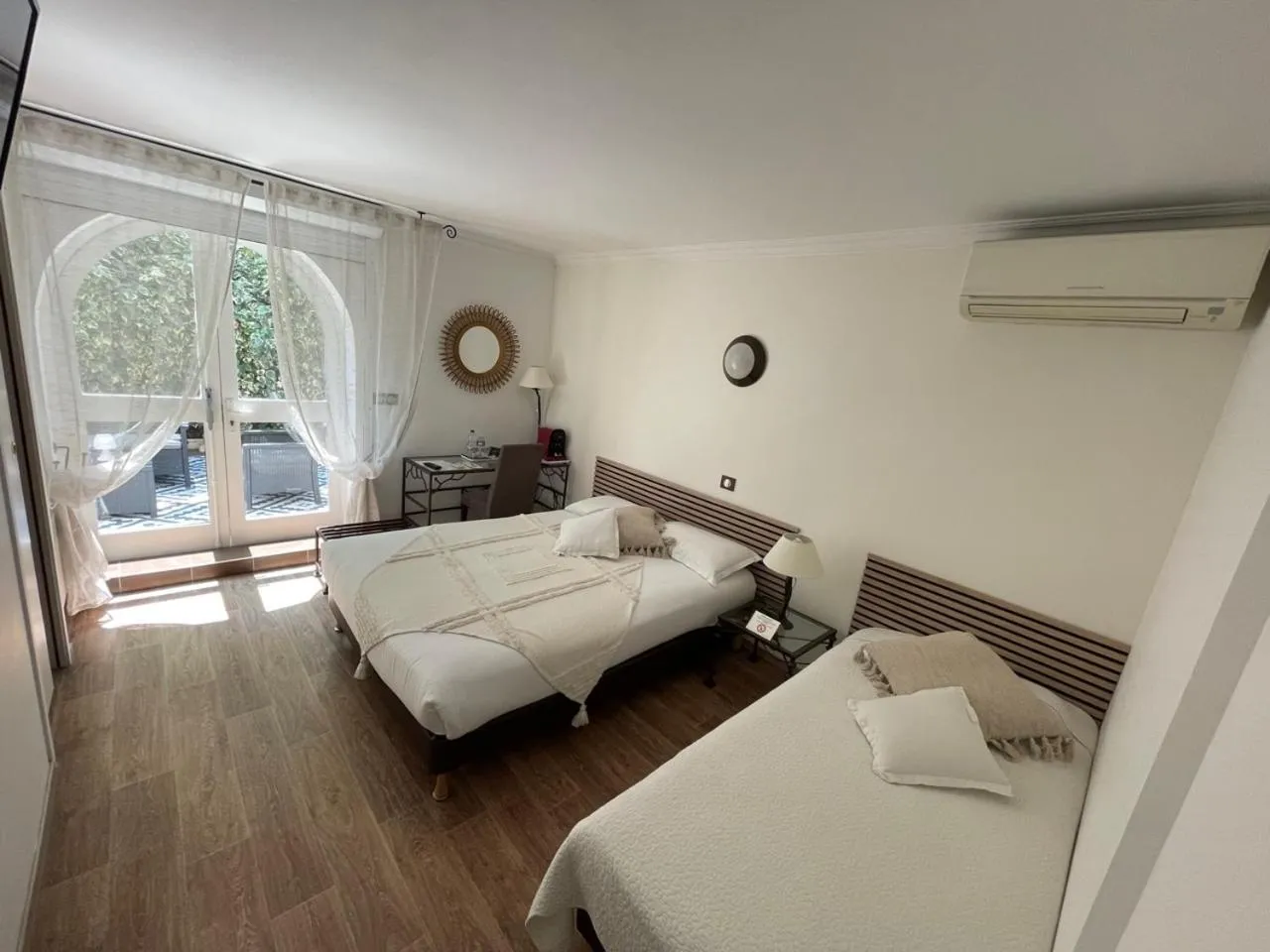 Patio, Bed in Hôtel Ulysse Montpellier Centre