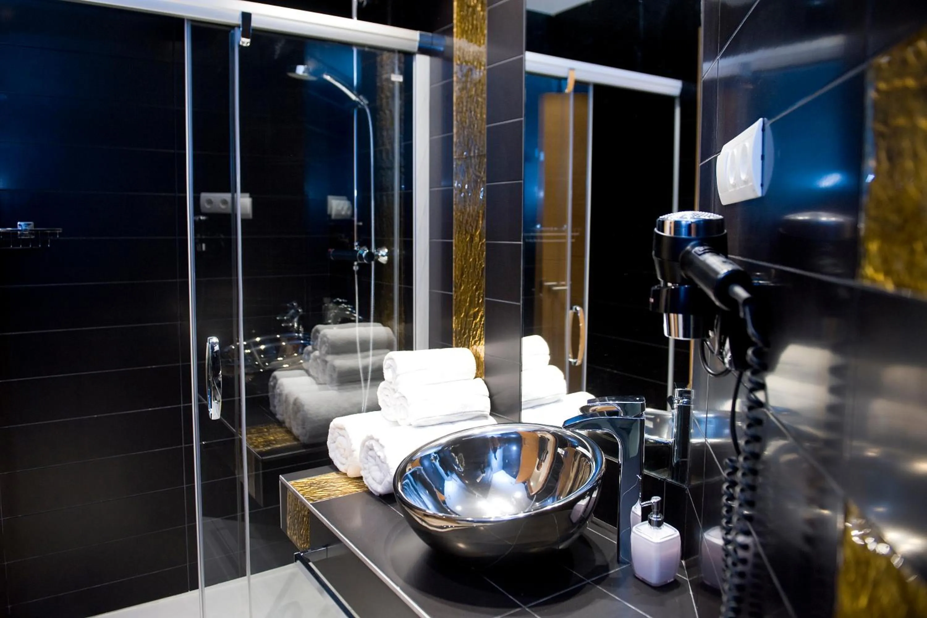 Shower in Home to Home Barcelona