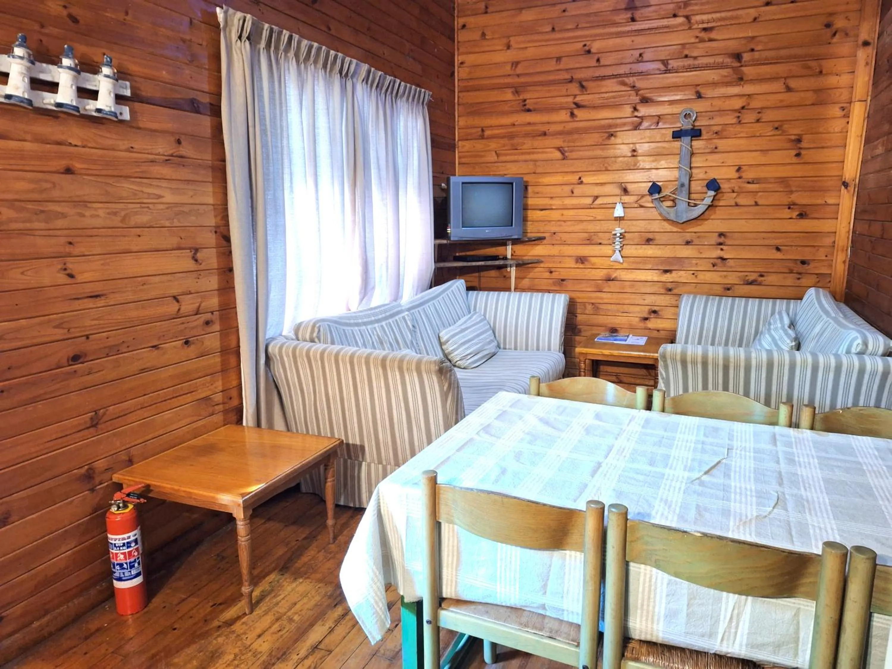 Living room, Bed in Plett Forest Cabins