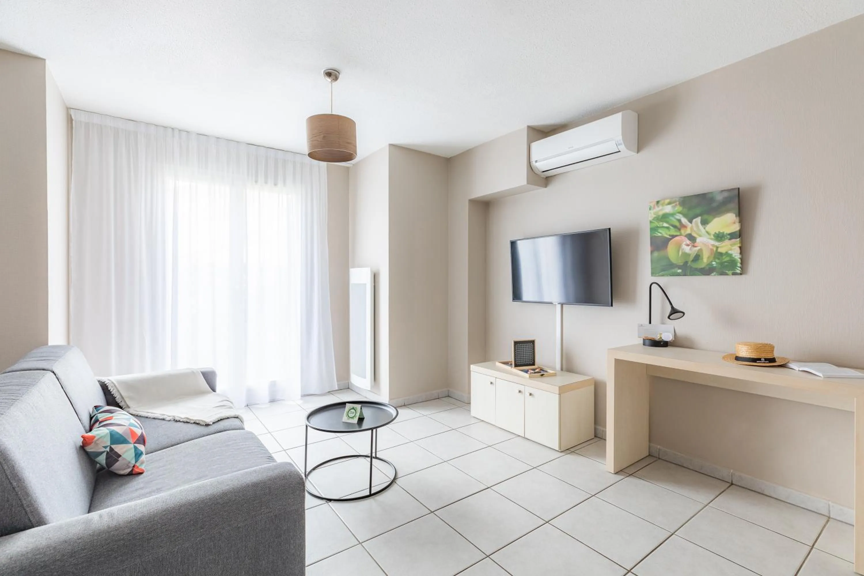 TV and multimedia in Appart'City Classic Bordeaux Aéroport St Jean D'Illac