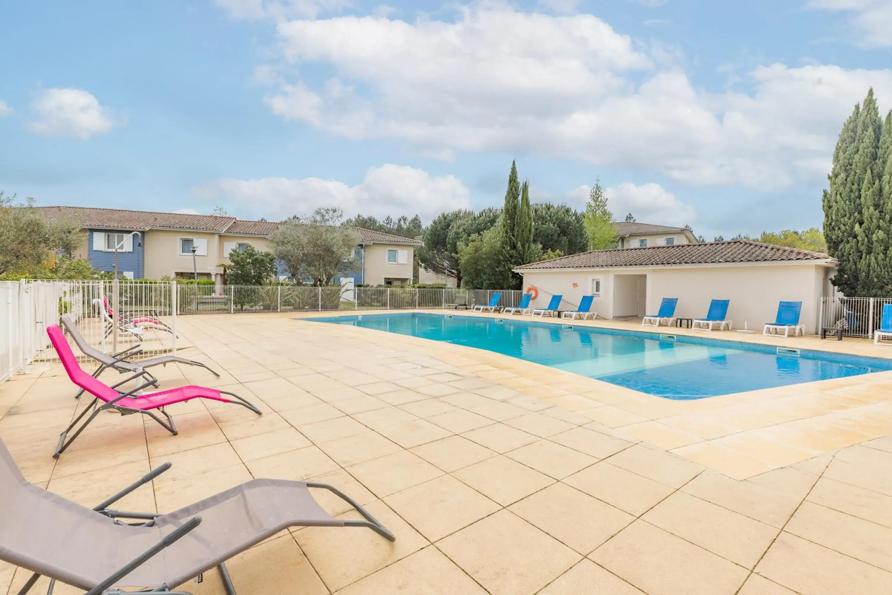Swimming pool in Appart'City Classic Bordeaux Aéroport St Jean D'Illac Swimming pool in Appart'City Classic Bordeaux Aéroport St Jean D'Illac