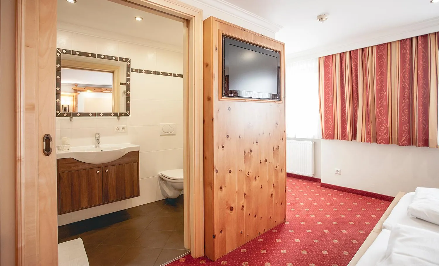 Shower, Bed in Gasthof Schmalzerhof