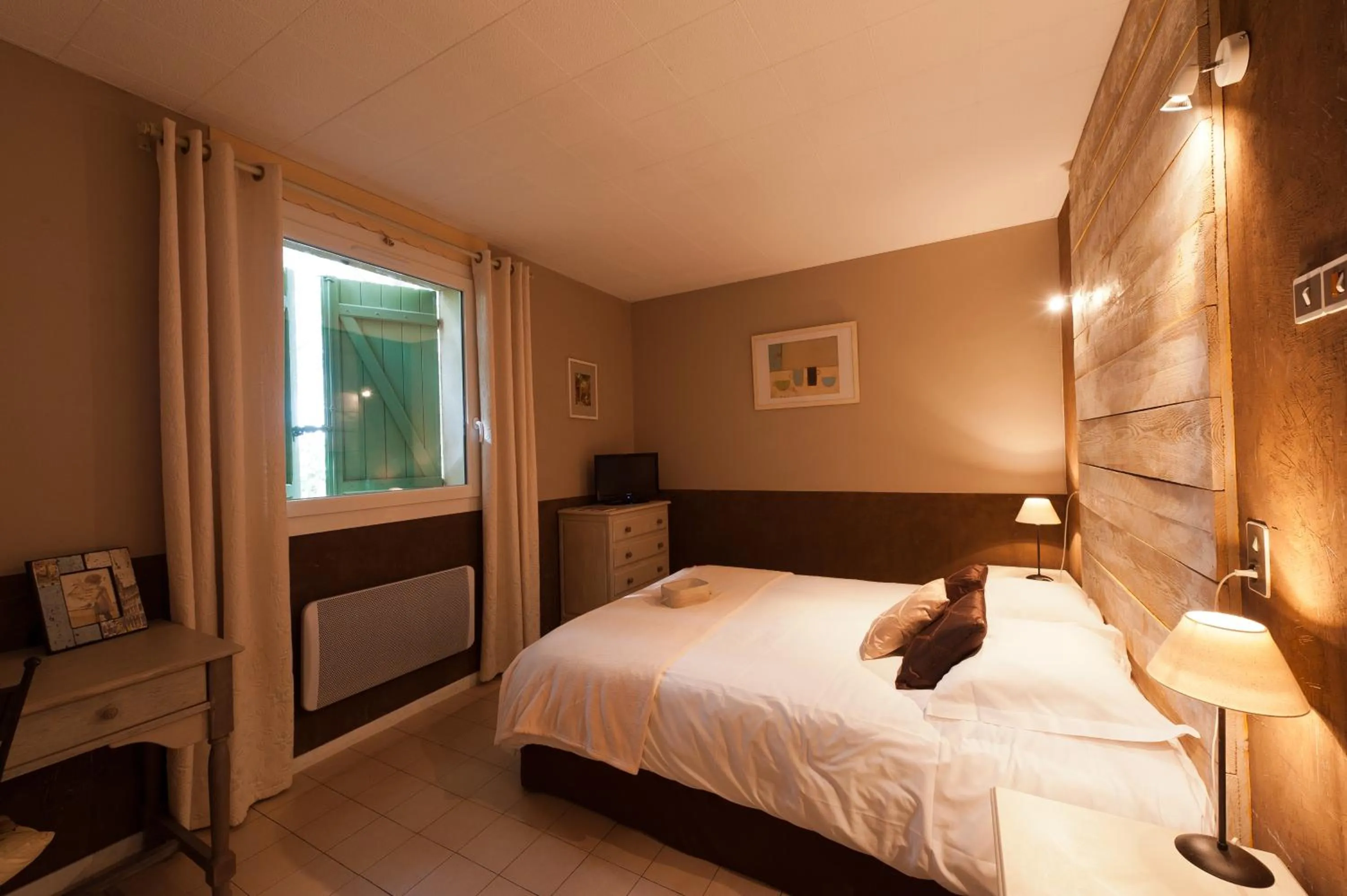 Photo of the whole room, Bed in Le Devem De Mirapier