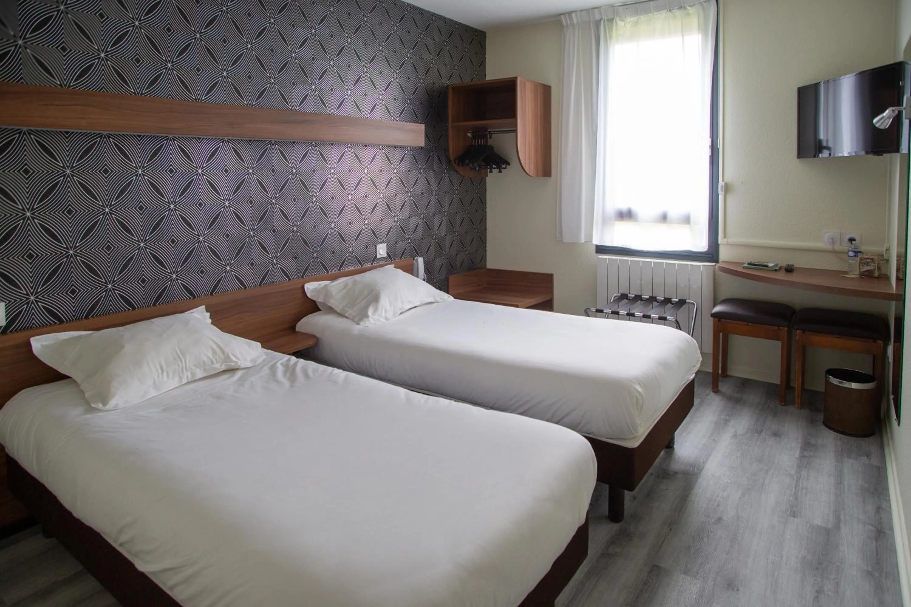 Photo of the whole room, Bed in Logis Hôtel Restaurant Le Sainte Mère