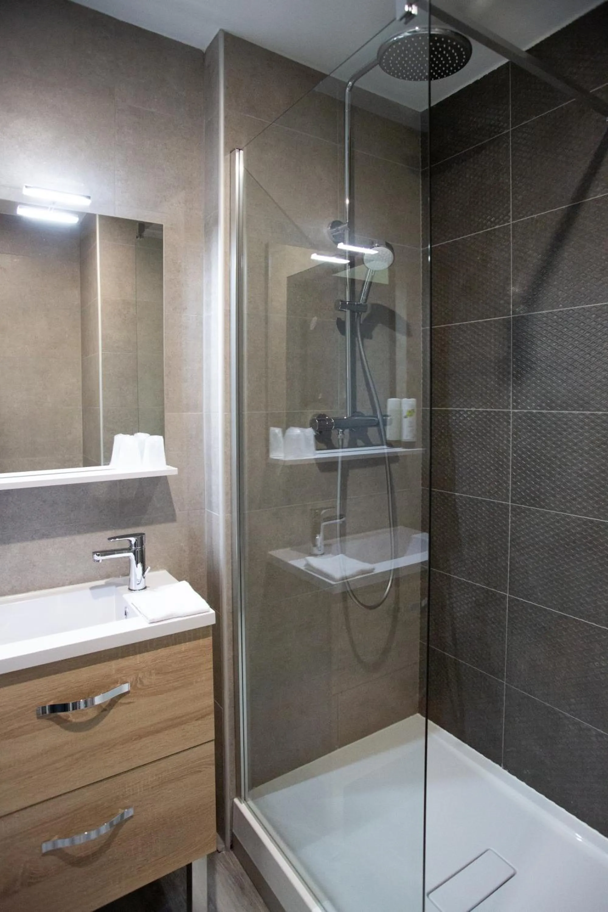 Shower in Logis Hôtel Restaurant Le Sainte Mère