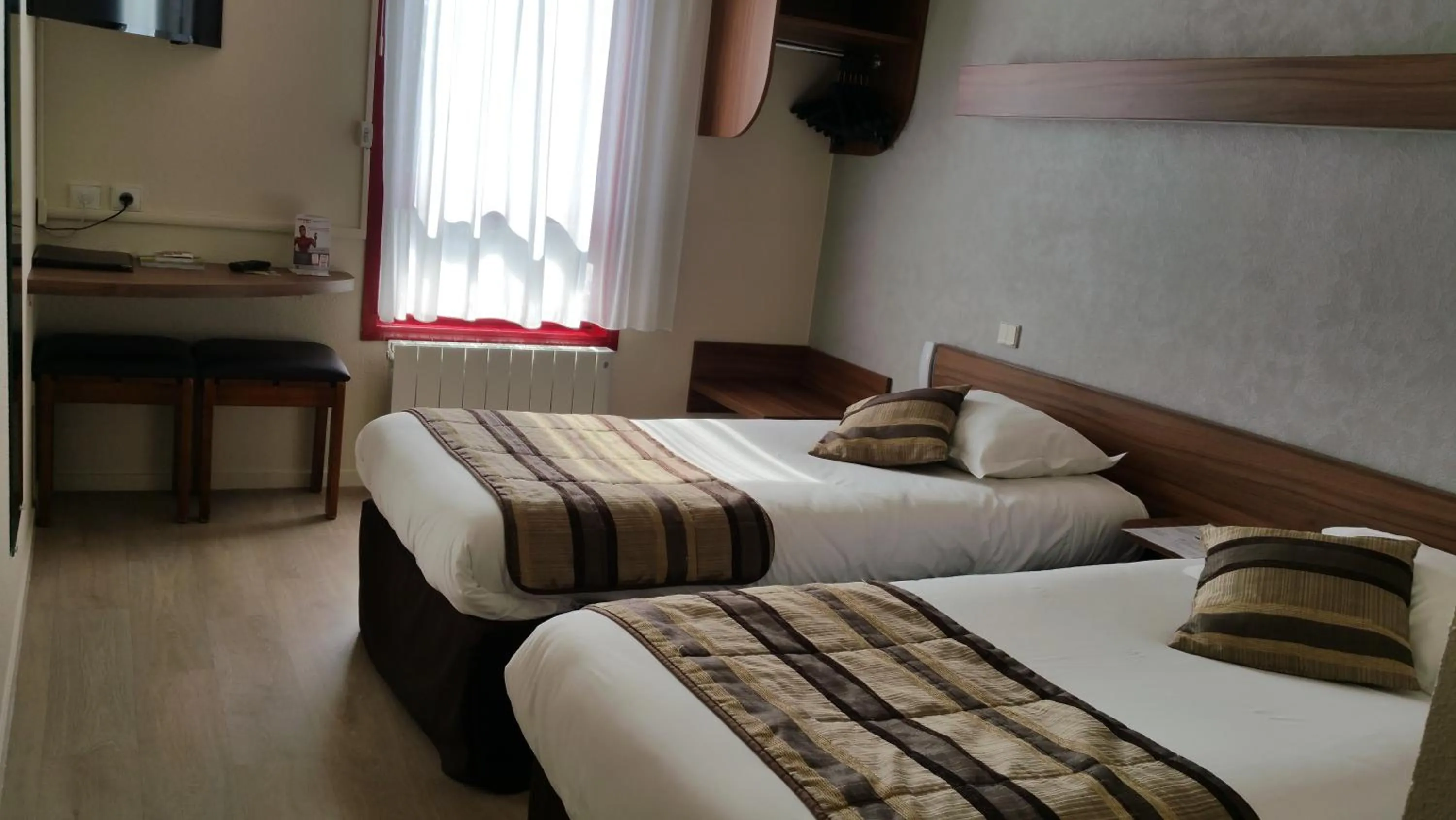 Photo of the whole room, Bed in Logis Hôtel Restaurant Le Sainte Mère