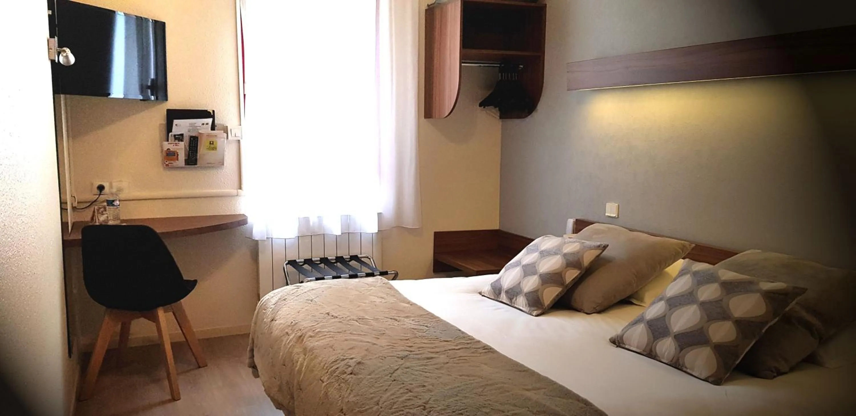 Photo of the whole room, Bed in Logis Hôtel Restaurant Le Sainte Mère