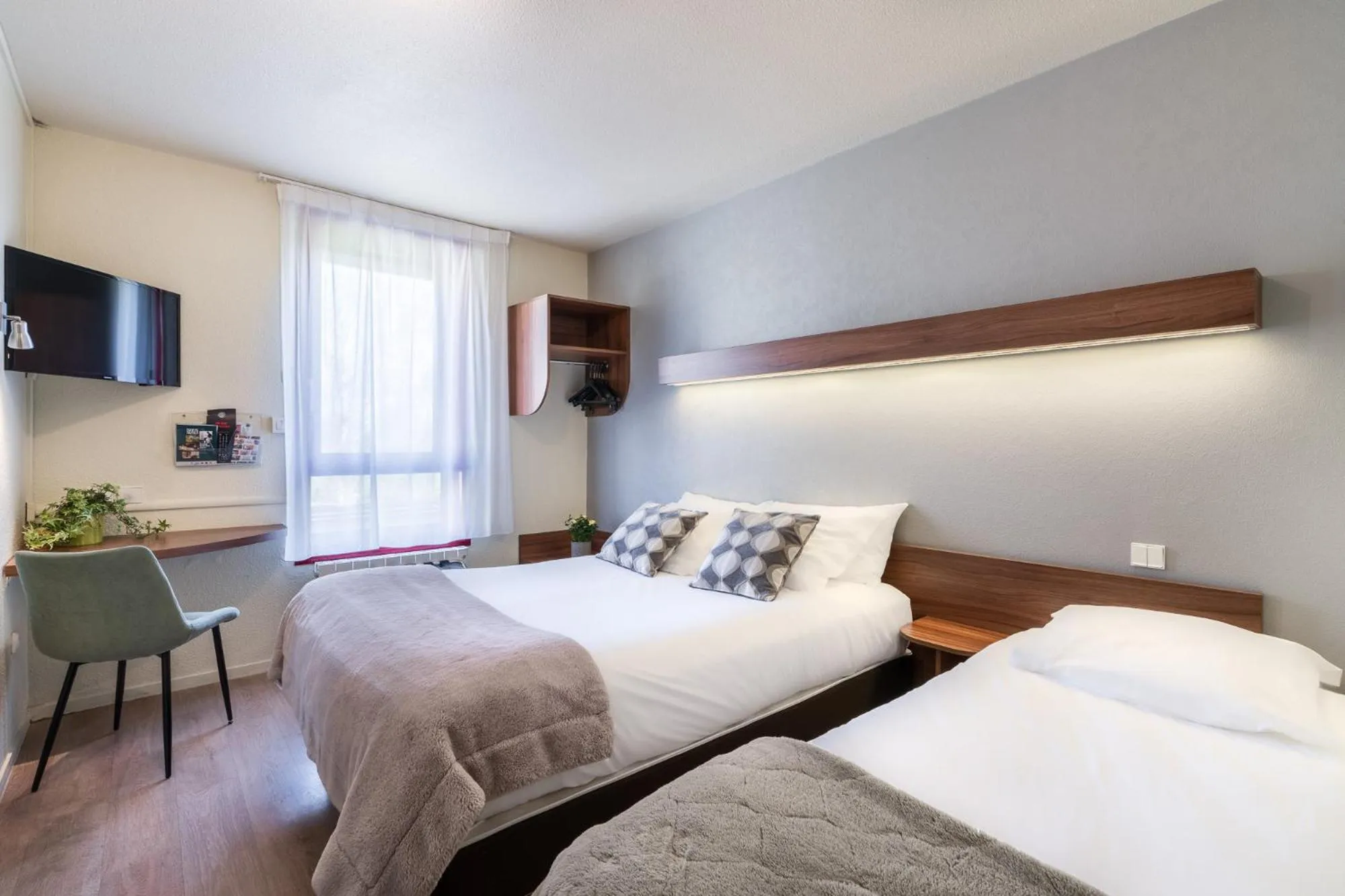 Photo of the whole room, Bed in Logis Hôtel Restaurant Le Sainte Mère