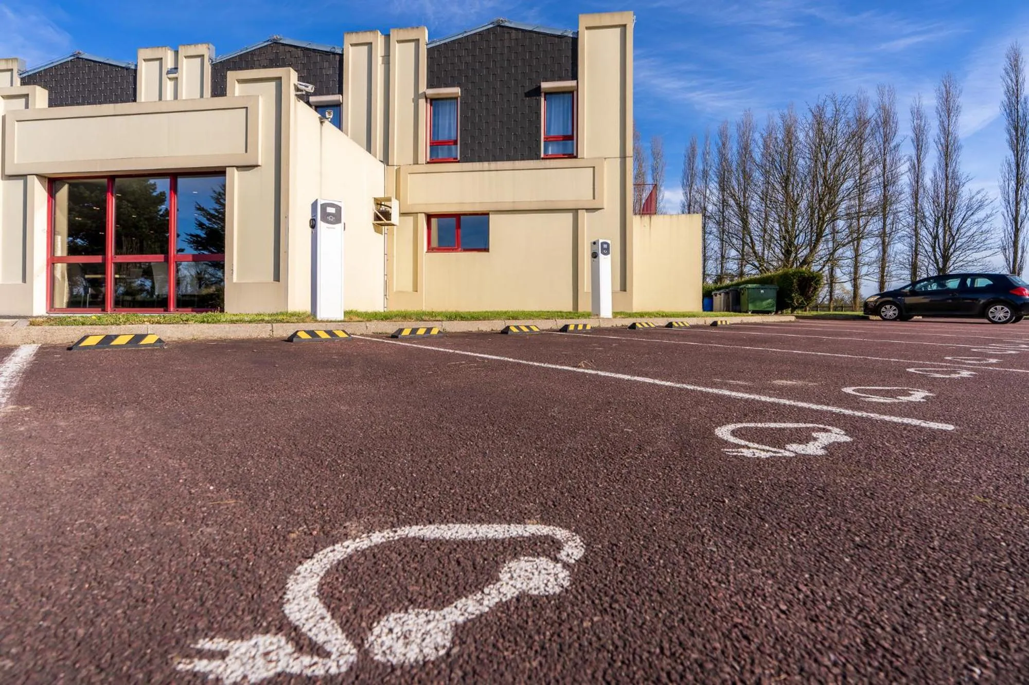 Parking in Logis Hôtel Restaurant Le Sainte Mère